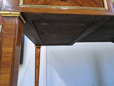 27119744t - Schreibtisch, Frankreich, 19.Jh., Nußbaumfurnier 3 Schubladen, Oberfläche mit ...