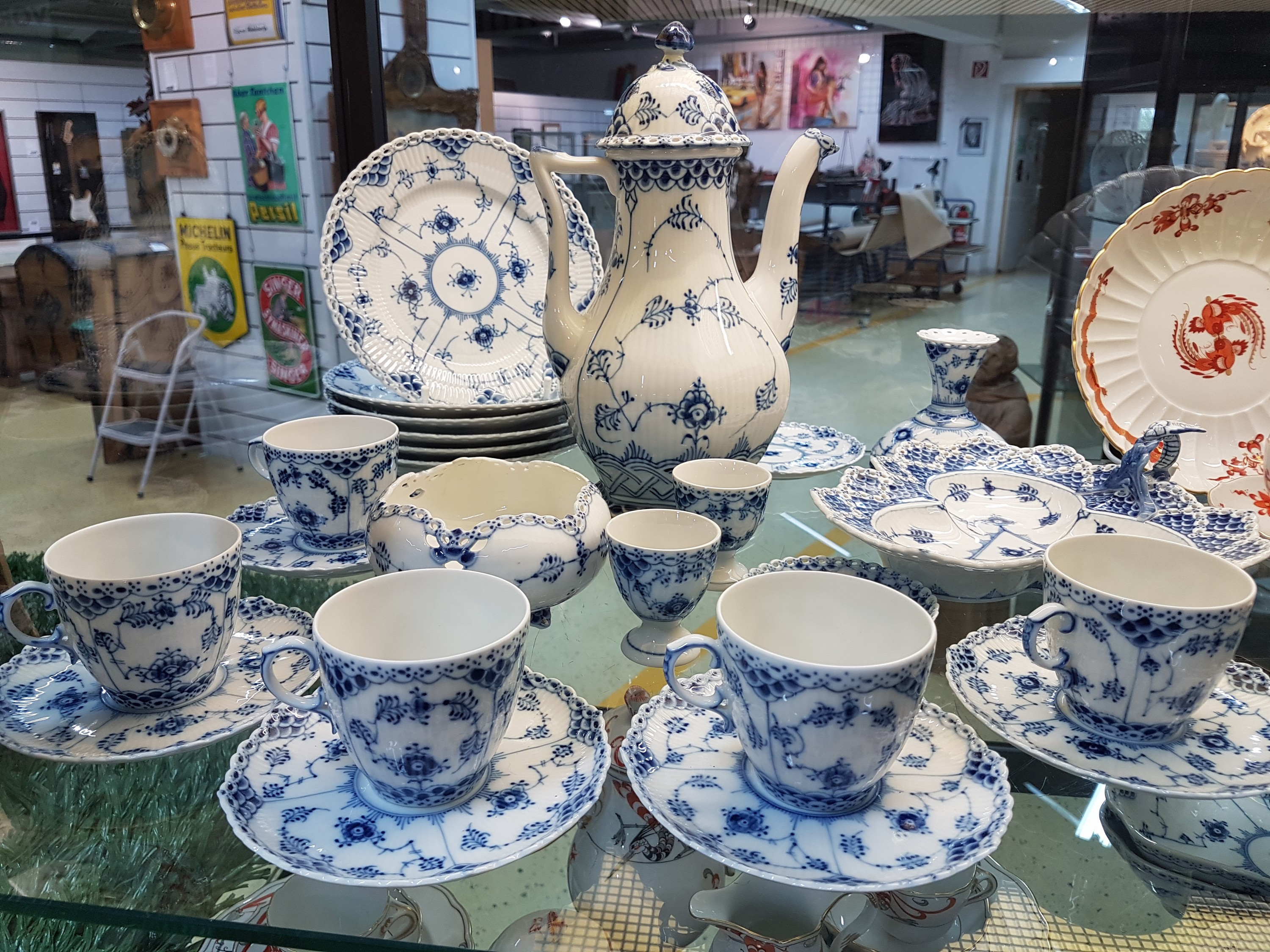 Detail a: Kaffeeservice, Royal Copenhagen, 20. Jh., Musselmalet Vollspitze, Kaffeekanne, 5 Tassen mit Untertassen, 6 Dessertteller, ein Kerzenleuchter, zwei ...