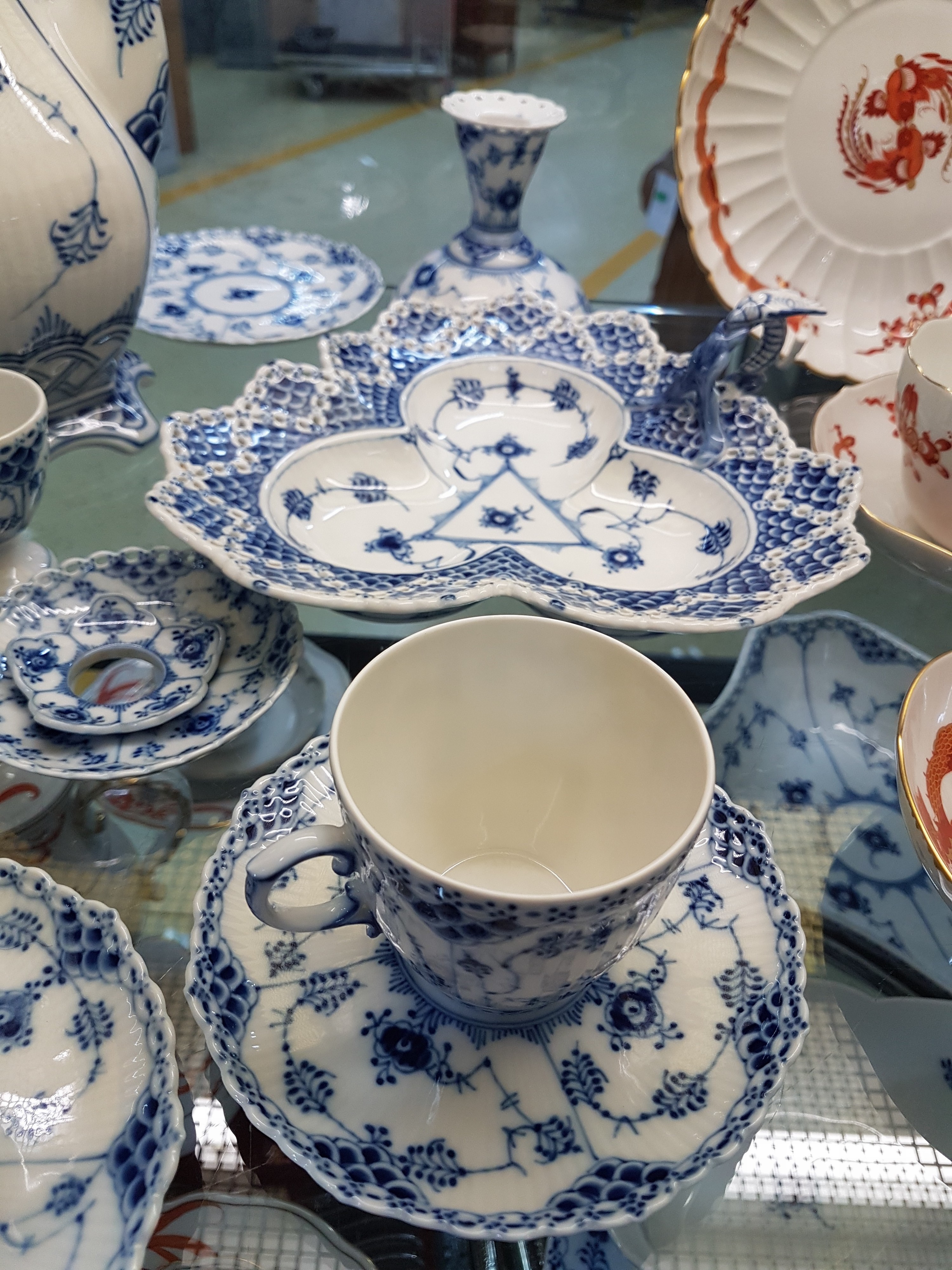 Detail b: Kaffeeservice, Royal Copenhagen, 20. Jh., Musselmalet Vollspitze, Kaffeekanne, 5 Tassen mit Untertassen, 6 Dessertteller, ein Kerzenleuchter, zwei ...