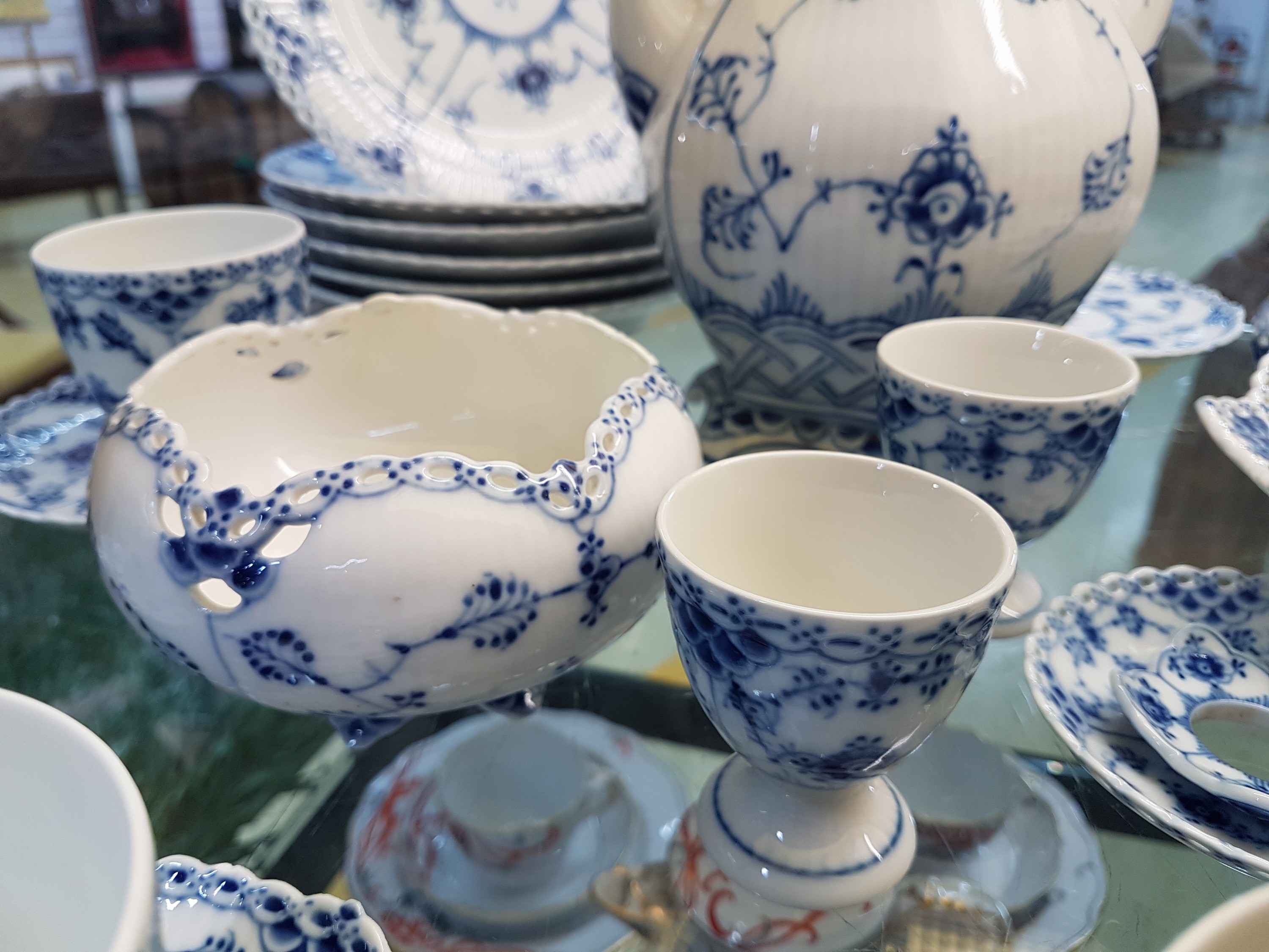 Detail d: Kaffeeservice, Royal Copenhagen, 20. Jh., Musselmalet Vollspitze, Kaffeekanne, 5 Tassen mit Untertassen, 6 Dessertteller, ein Kerzenleuchter, zwei ...