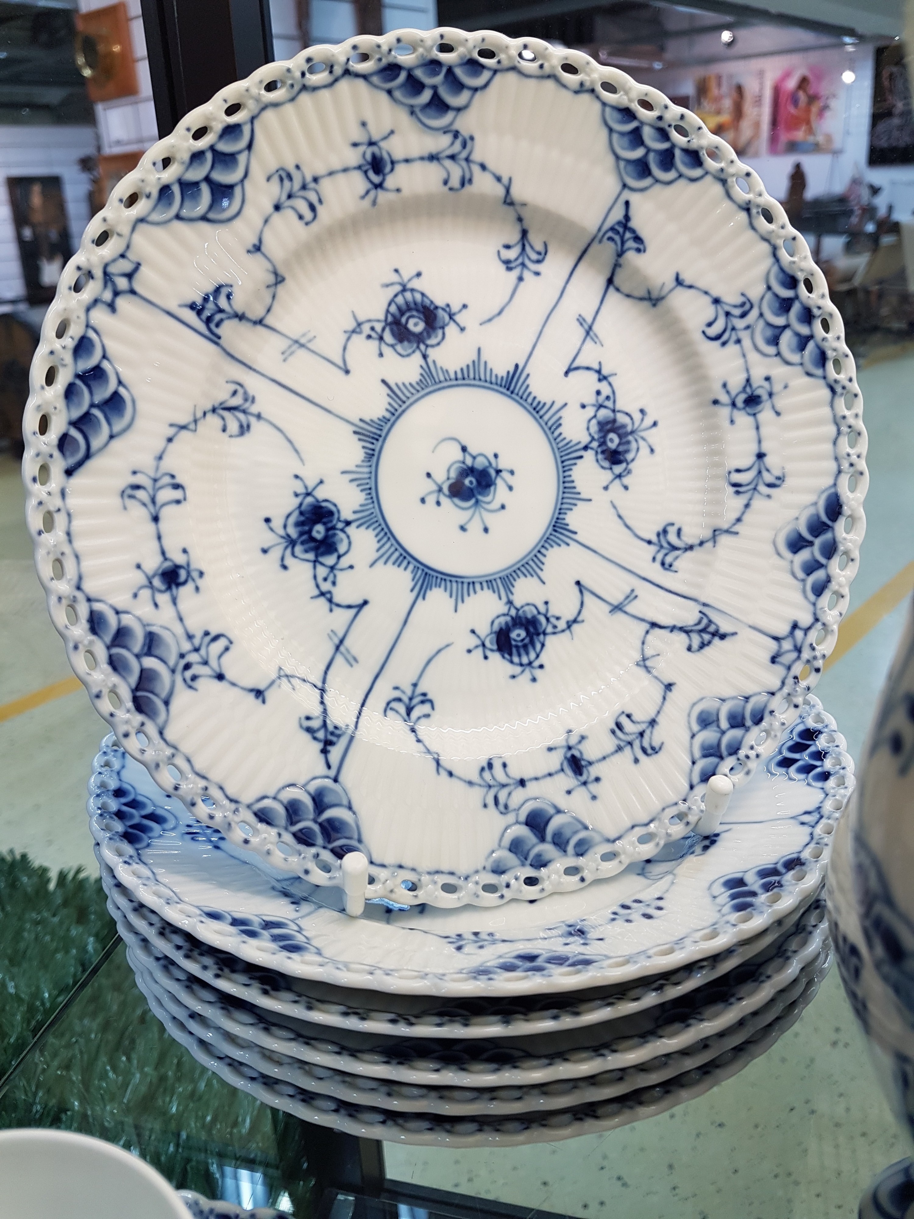Detail e: Kaffeeservice, Royal Copenhagen, 20. Jh., Musselmalet Vollspitze, Kaffeekanne, 5 Tassen mit Untertassen, 6 Dessertteller, ein Kerzenleuchter, zwei ...