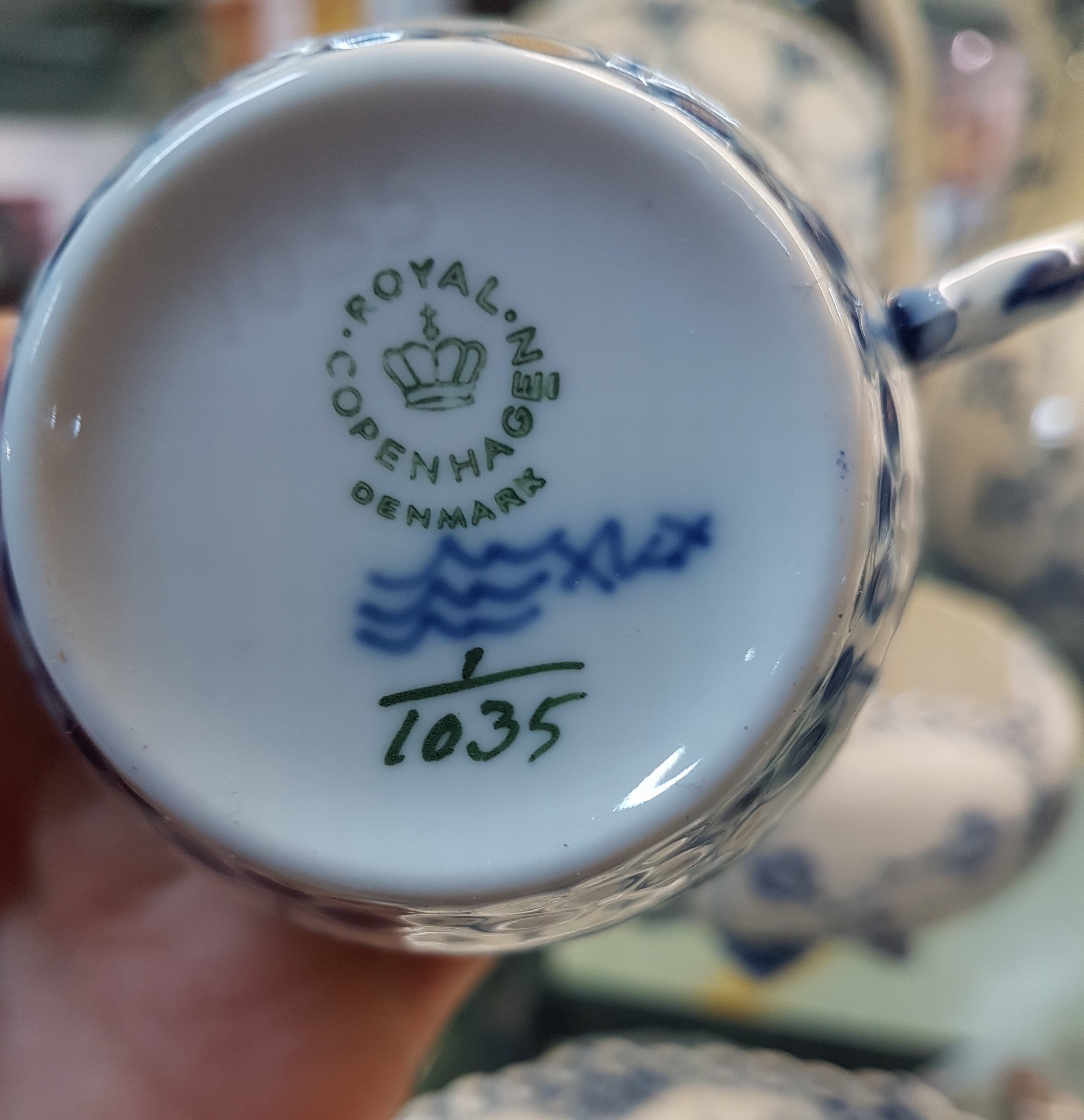 Detail g: Kaffeeservice, Royal Copenhagen, 20. Jh., Musselmalet Vollspitze, Kaffeekanne, 5 Tassen mit Untertassen, 6 Dessertteller, ein Kerzenleuchter, zwei ...
