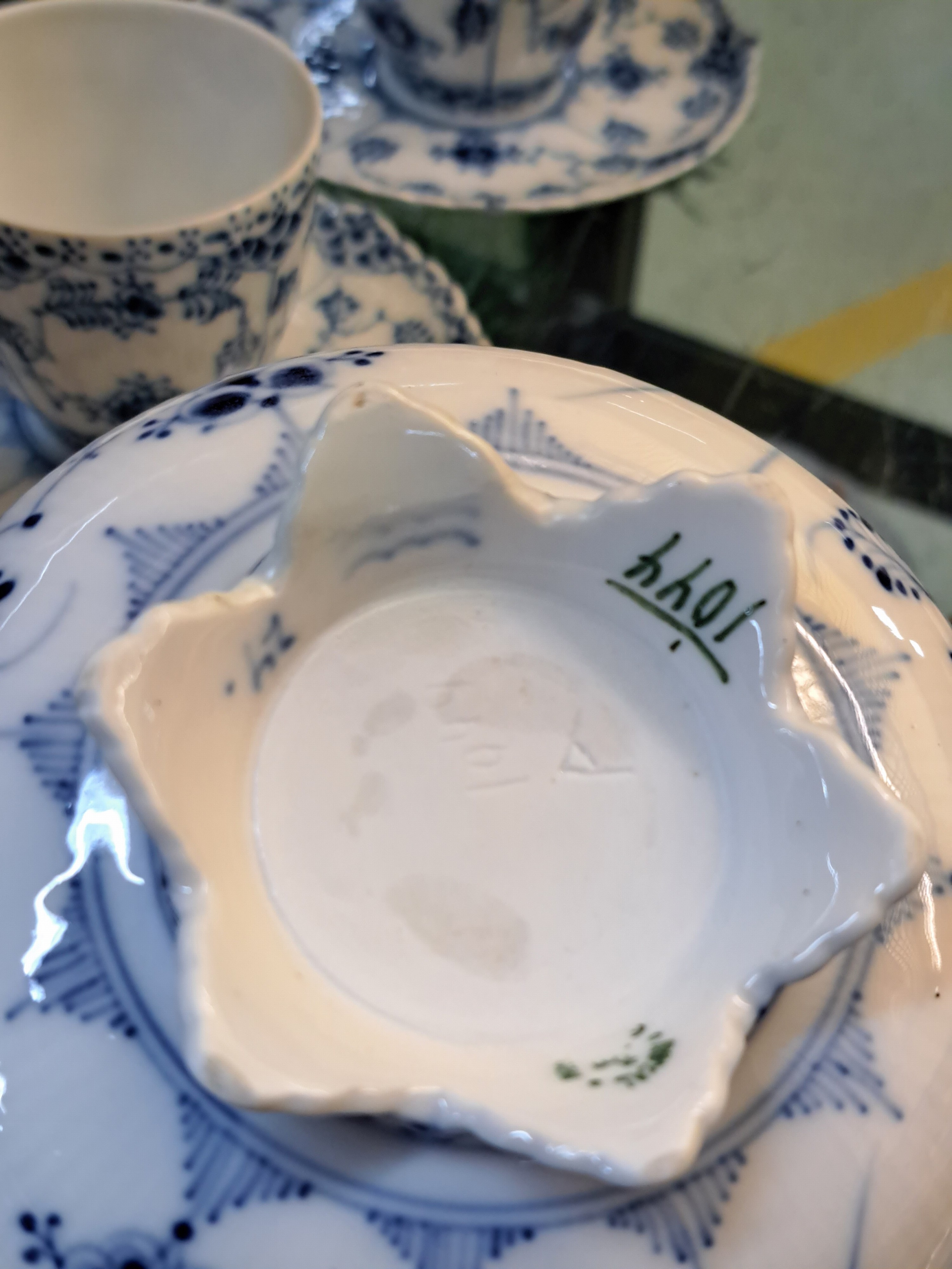 Detail h: Kaffeeservice, Royal Copenhagen, 20. Jh., Musselmalet Vollspitze, Kaffeekanne, 5 Tassen mit Untertassen, 6 Dessertteller, ein Kerzenleuchter, zwei ...