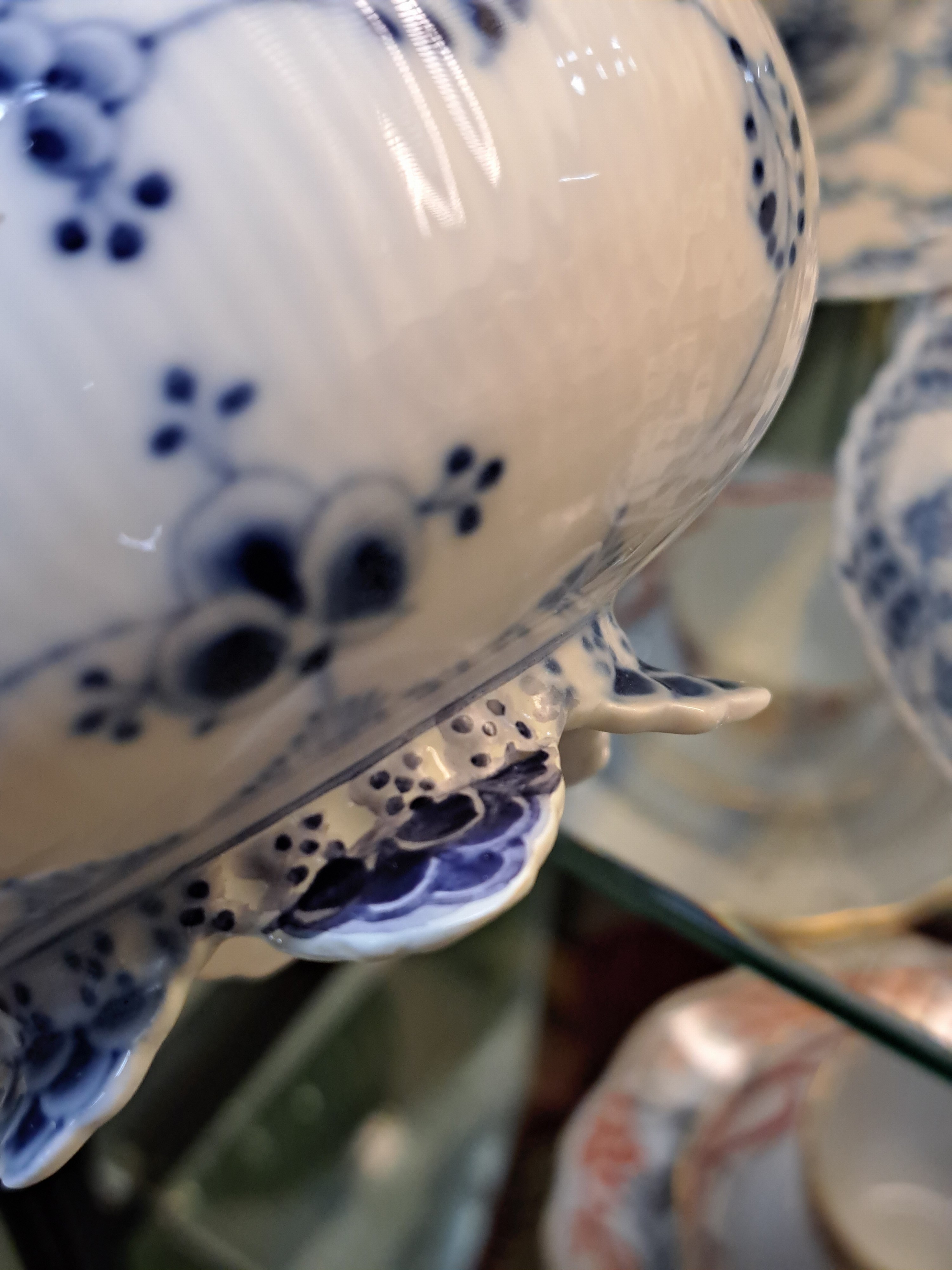 Detail i: Kaffeeservice, Royal Copenhagen, 20. Jh., Musselmalet Vollspitze, Kaffeekanne, 5 Tassen mit Untertassen, 6 Dessertteller, ein Kerzenleuchter, zwei ...