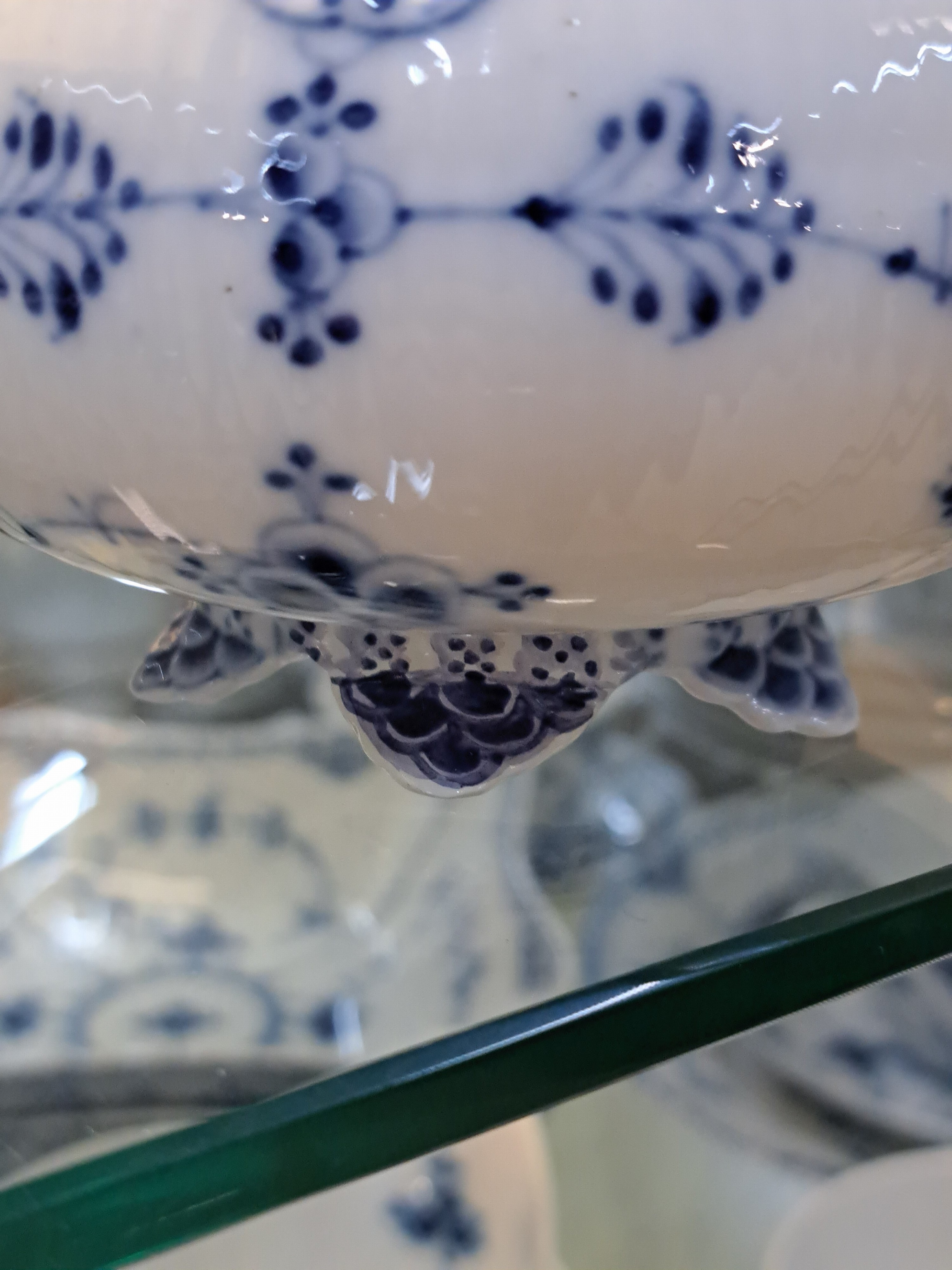 Detail j: Kaffeeservice, Royal Copenhagen, 20. Jh., Musselmalet Vollspitze, Kaffeekanne, 5 Tassen mit Untertassen, 6 Dessertteller, ein Kerzenleuchter, zwei ...