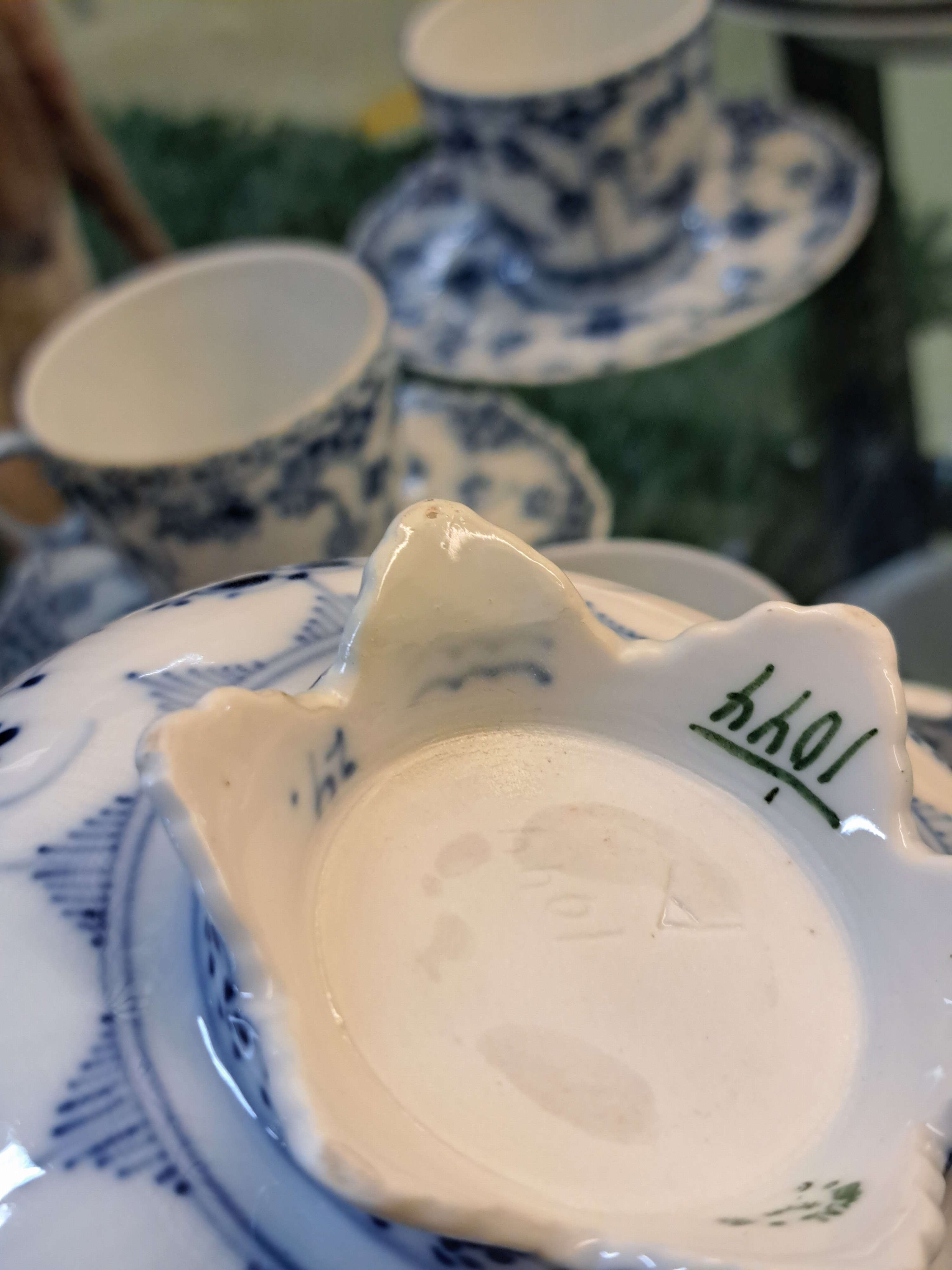 Detail k: Kaffeeservice, Royal Copenhagen, 20. Jh., Musselmalet Vollspitze, Kaffeekanne, 5 Tassen mit Untertassen, 6 Dessertteller, ein Kerzenleuchter, zwei ...