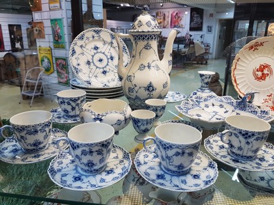 27119801a - Kaffeeservice, Royal Copenhagen, 20. Jh., Musselmalet Vollspitze, Kaffeekanne, 5 Tassen ...