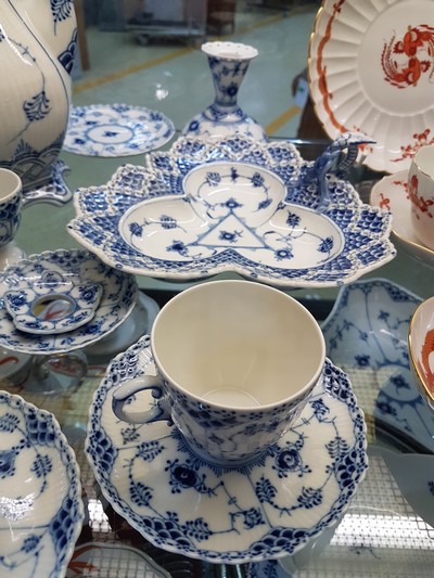 27119801b - Kaffeeservice, Royal Copenhagen, 20. Jh., Musselmalet Vollspitze, Kaffeekanne, 5 Tassen ...