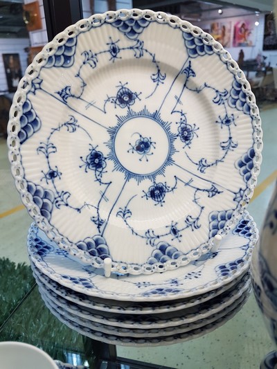 27119801e - Kaffeeservice, Royal Copenhagen, 20. Jh., Musselmalet Vollspitze, Kaffeekanne, 5 Tassen ...