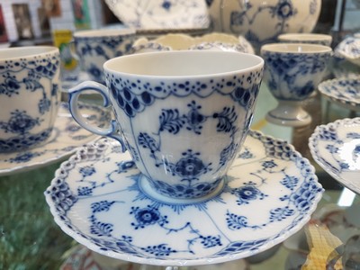 27119801f - Kaffeeservice, Royal Copenhagen, 20. Jh., Musselmalet Vollspitze, Kaffeekanne, 5 Tassen ...