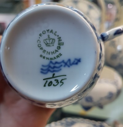27119801g - Kaffeeservice, Royal Copenhagen, 20. Jh., Musselmalet Vollspitze, Kaffeekanne, 5 Tassen ...