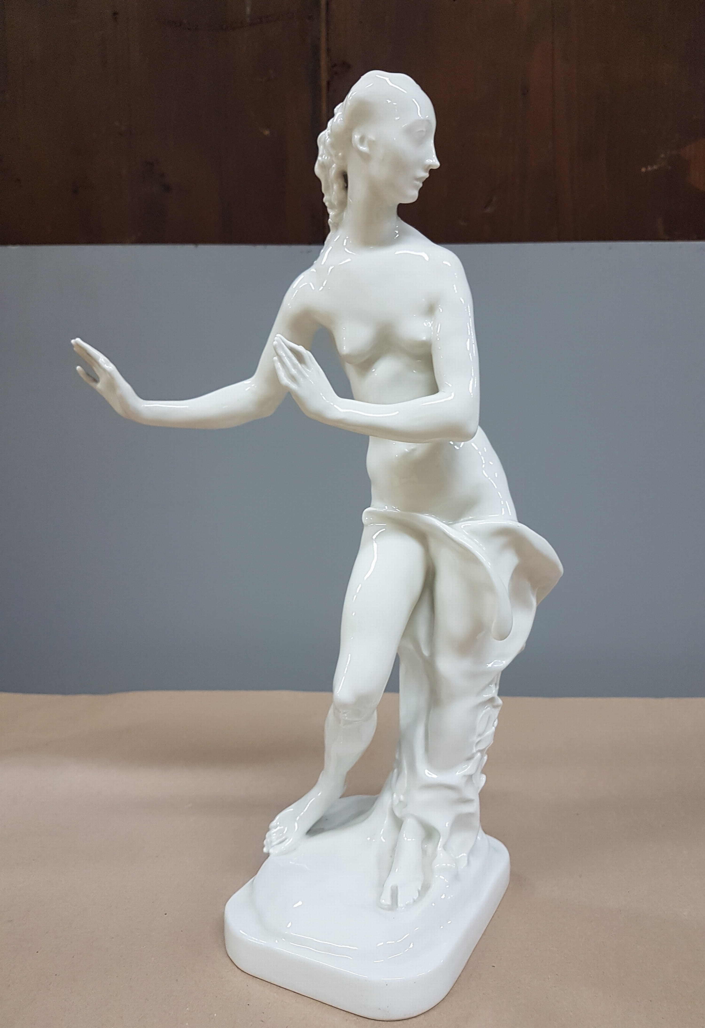 Detail a: Porzellanfigur Daphne, Entw. Paul Scheurich 1918, KPM Berlin, Weißporzellan, 2. Wahl, unterglasurblaue Szeptermarke, H. 37,5 cm; Vgl. Lit. Kat. ...