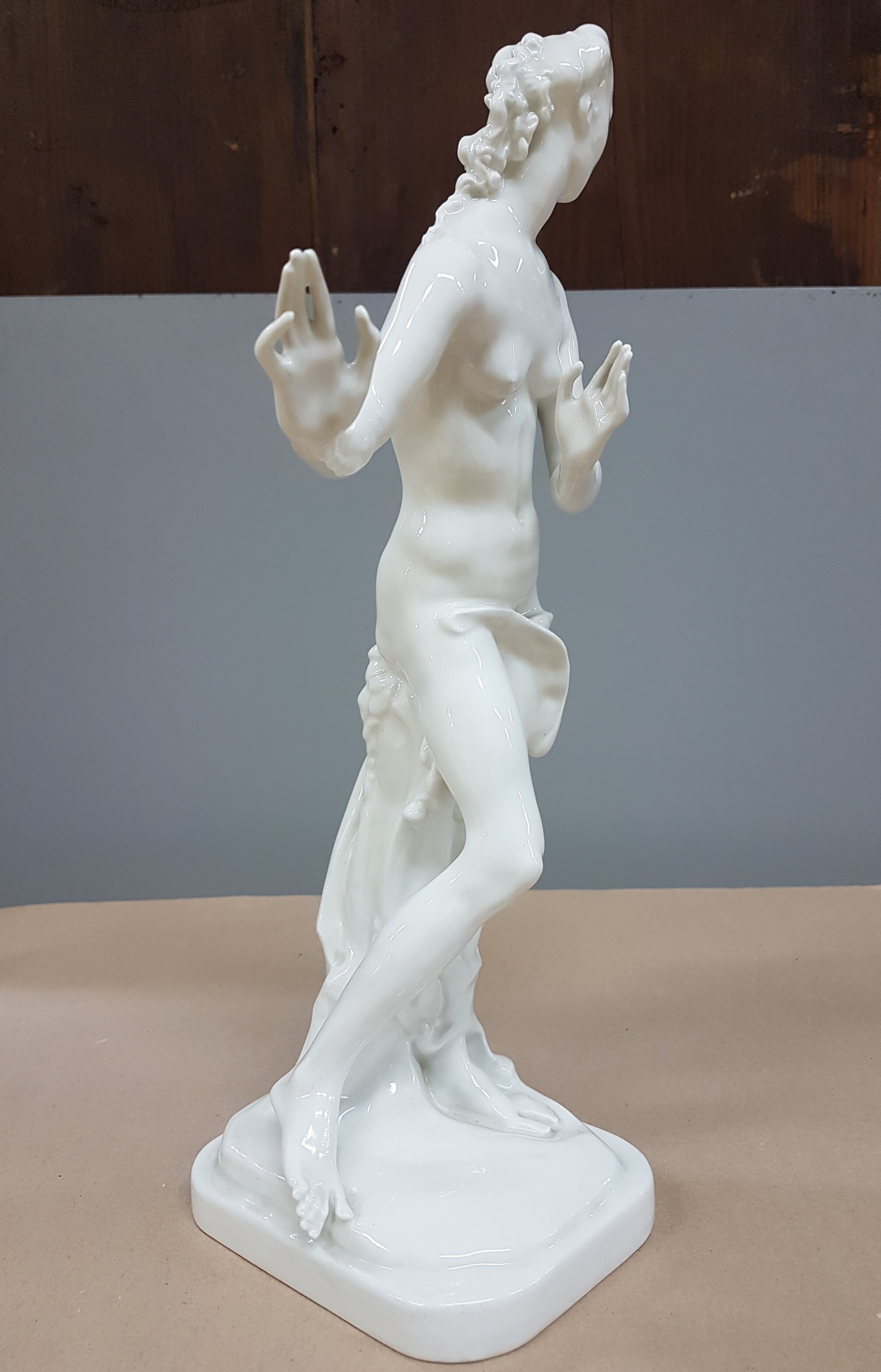 Detail b: Porzellanfigur Daphne, Entw. Paul Scheurich 1918, KPM Berlin, Weißporzellan, 2. Wahl, unterglasurblaue Szeptermarke, H. 37,5 cm; Vgl. Lit. Kat. ...