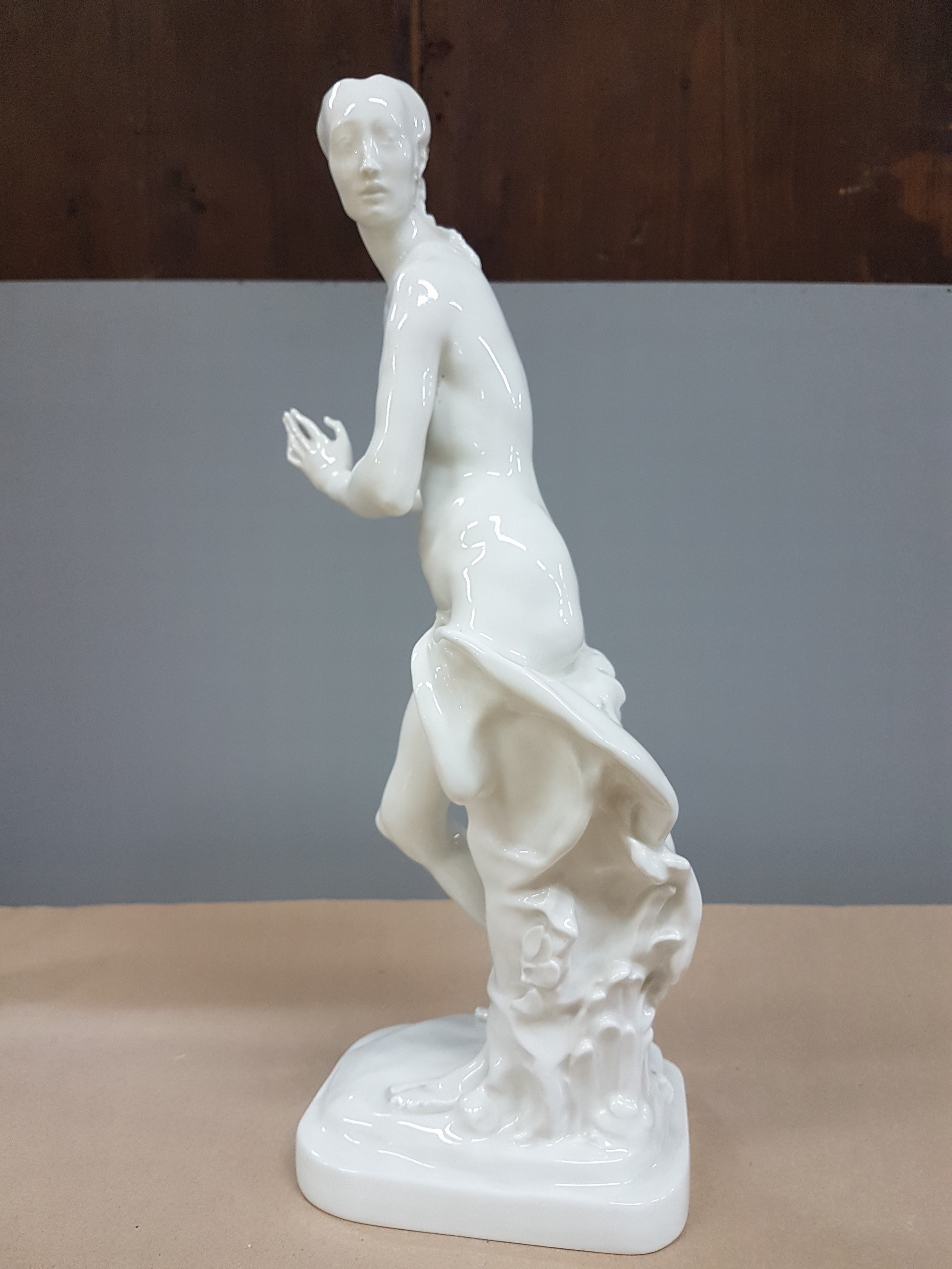 Detail e: Porzellanfigur Daphne, Entw. Paul Scheurich 1918, KPM Berlin, Weißporzellan, 2. Wahl, unterglasurblaue Szeptermarke, H. 37,5 cm; Vgl. Lit. Kat. ...