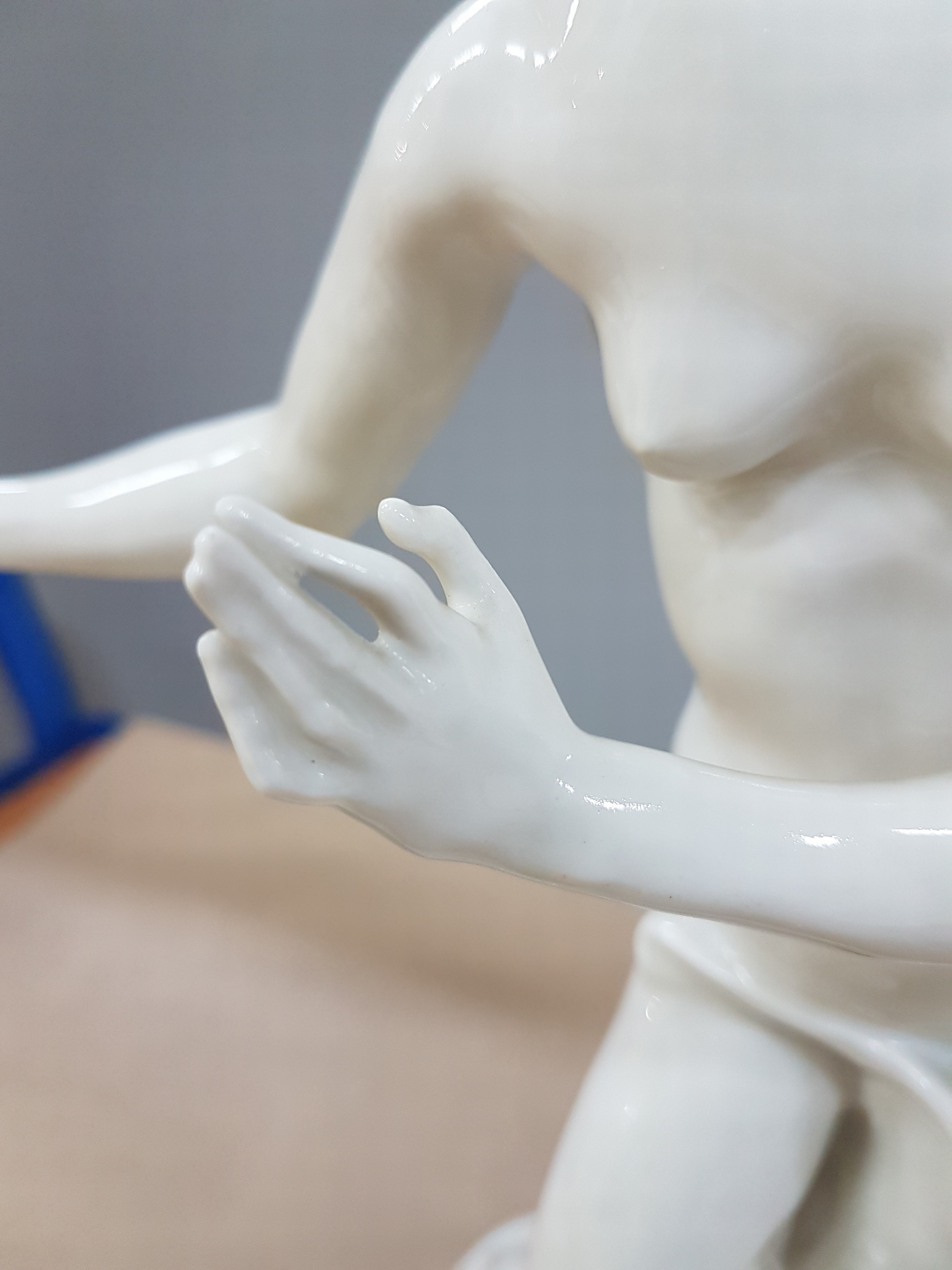 Detail i: Porzellanfigur Daphne, Entw. Paul Scheurich 1918, KPM Berlin, Weißporzellan, 2. Wahl, unterglasurblaue Szeptermarke, H. 37,5 cm; Vgl. Lit. Kat. ...