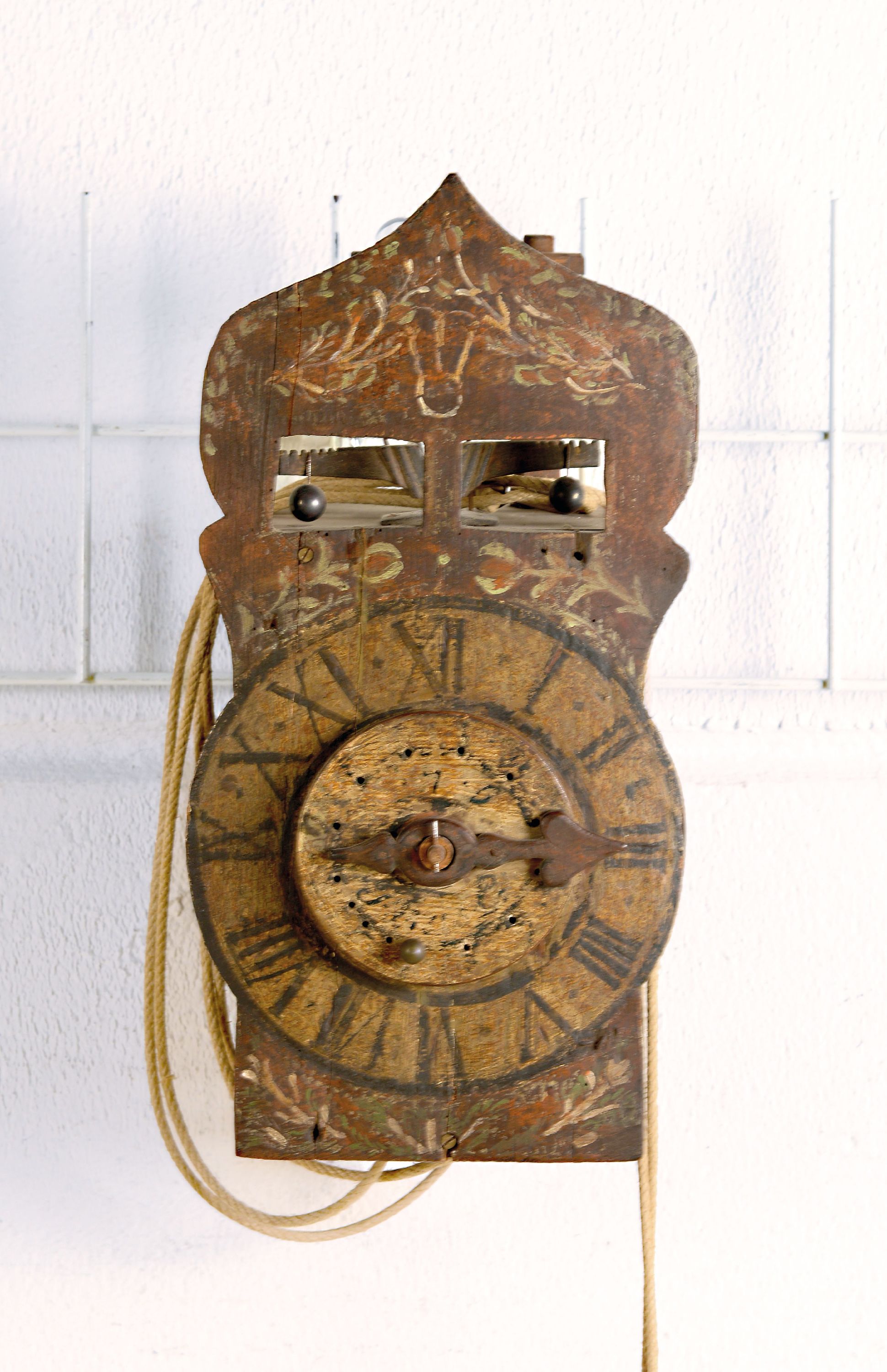 Image 27120053 - Frühe Holzräderuhr, Schwarzwald um 1750, bemaltes Schild (altersbedingt erhalten), mit ...