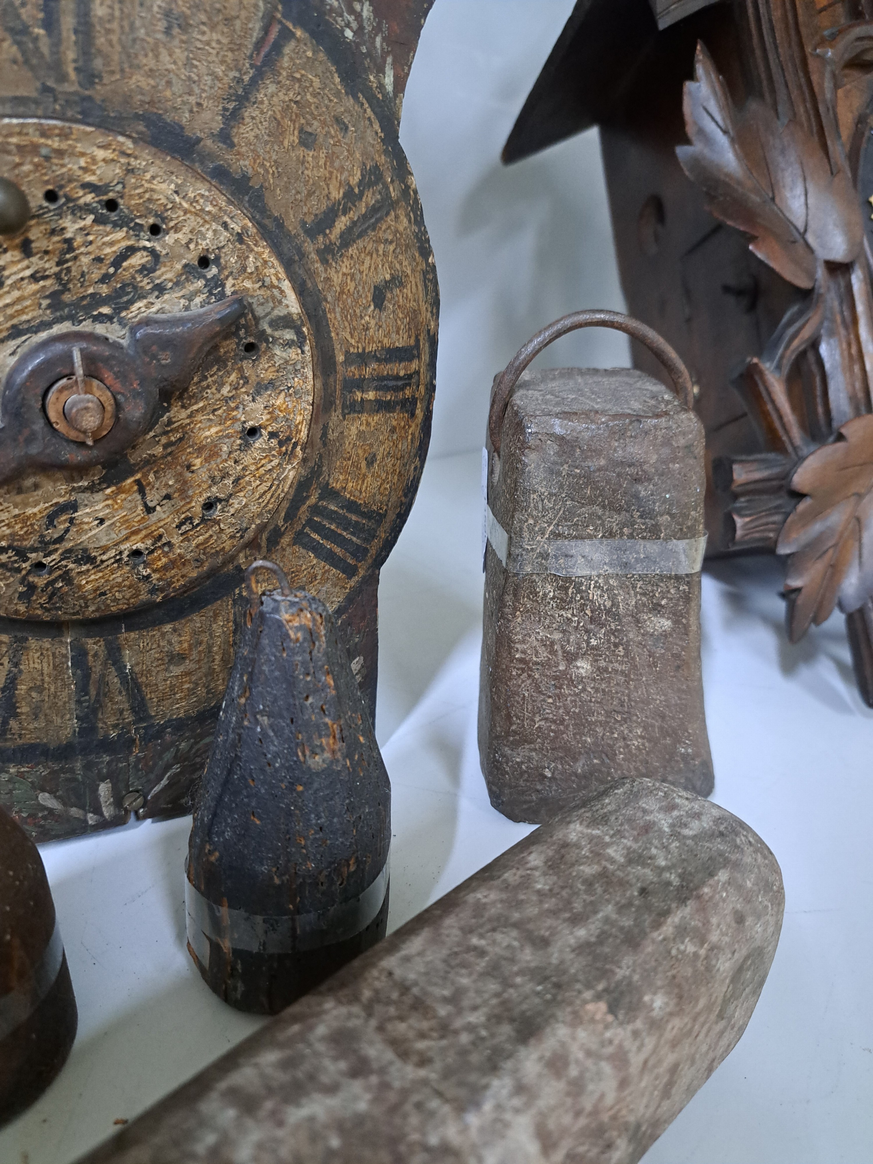 Detail c: Frühe Holzräderuhr, Schwarzwald um 1750, bemaltes Schild (altersbedingt erhalten), mit sichtbarem Waagbalken mit Ausgleichsgewicht, Holzräder und ...