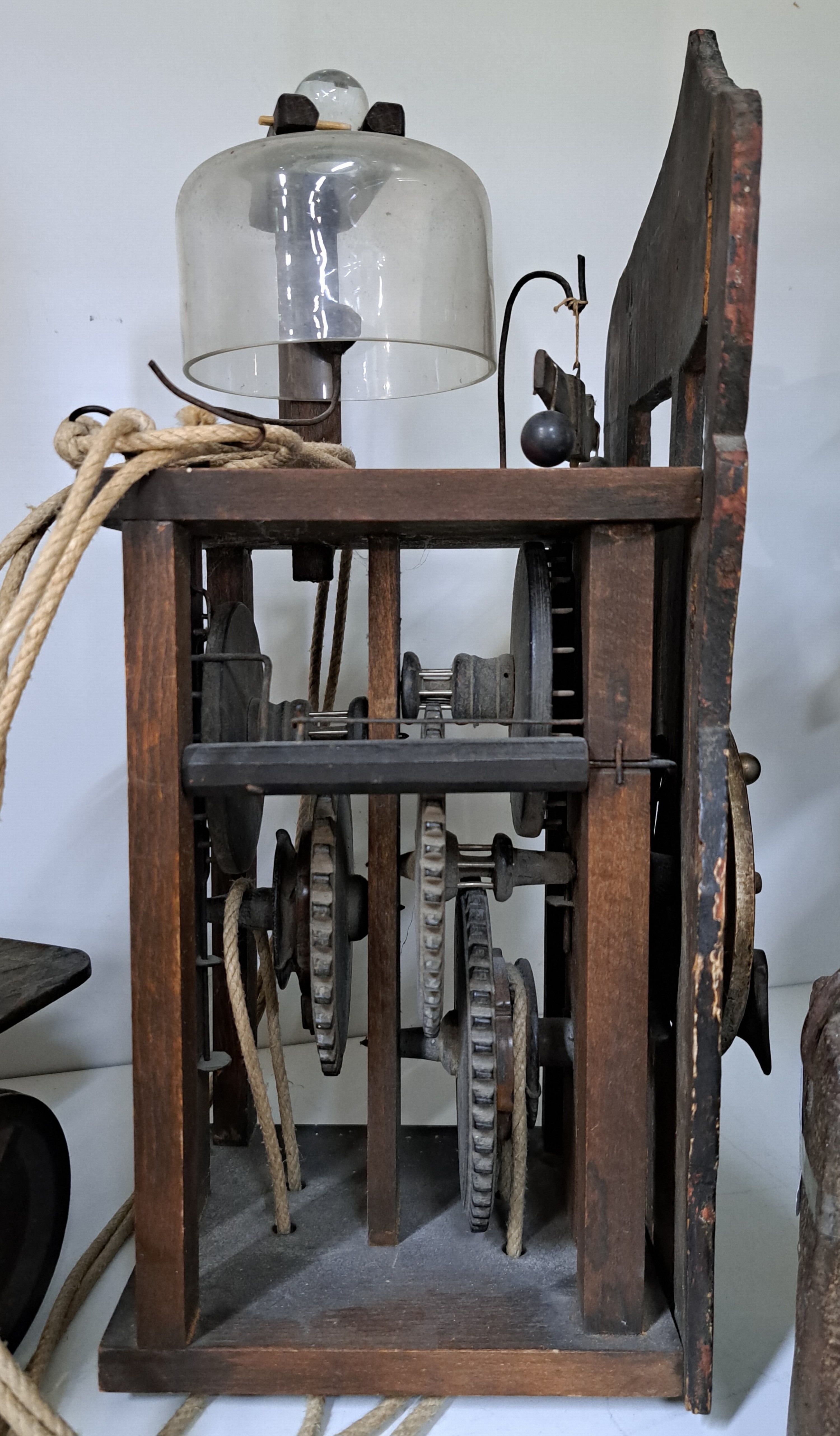 Detail f: Frühe Holzräderuhr, Schwarzwald um 1750, bemaltes Schild (altersbedingt erhalten), mit sichtbarem Waagbalken mit Ausgleichsgewicht, Holzräder und ...