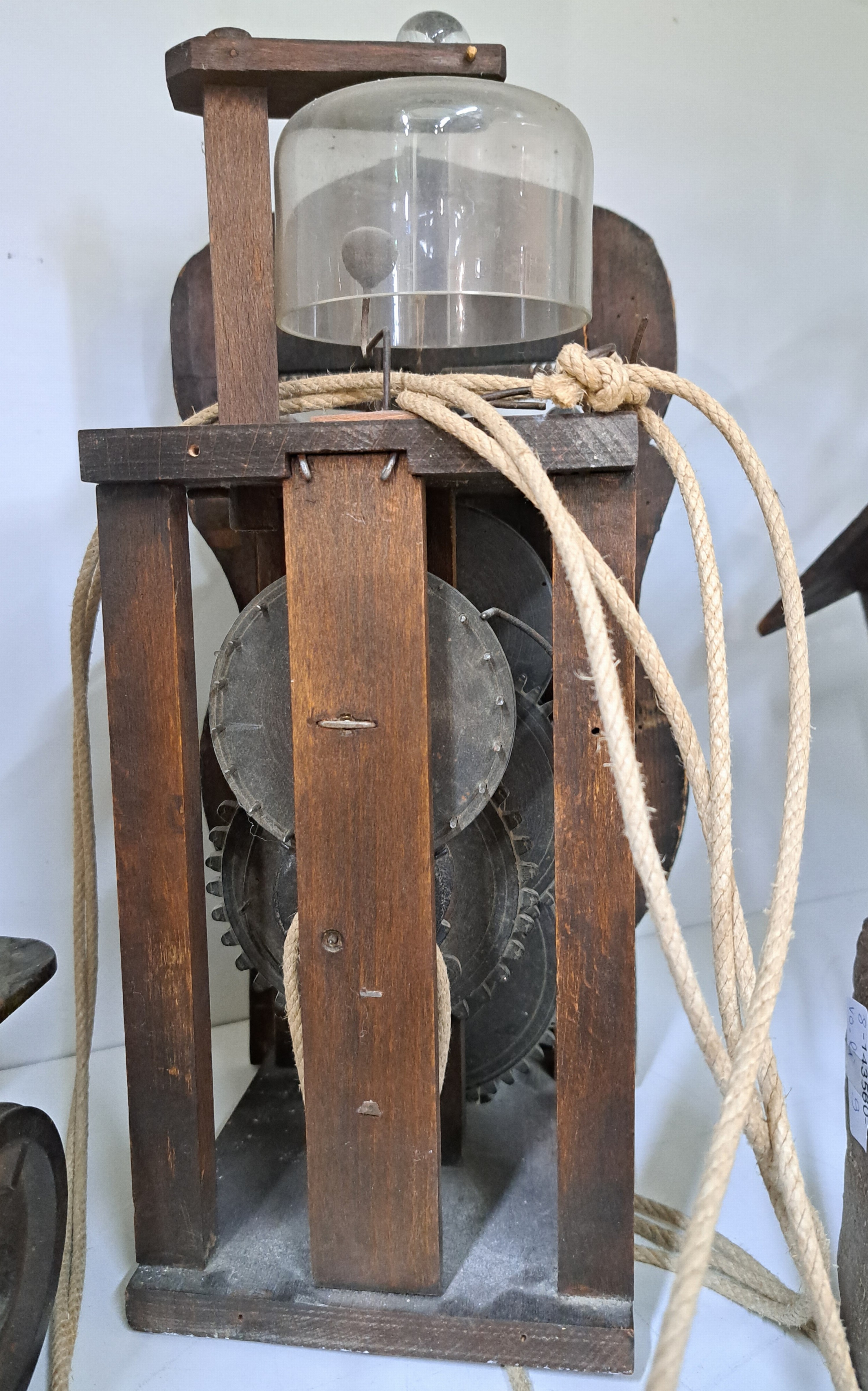 Detail h: Frühe Holzräderuhr, Schwarzwald um 1750, bemaltes Schild (altersbedingt erhalten), mit sichtbarem Waagbalken mit Ausgleichsgewicht, Holzräder und ...