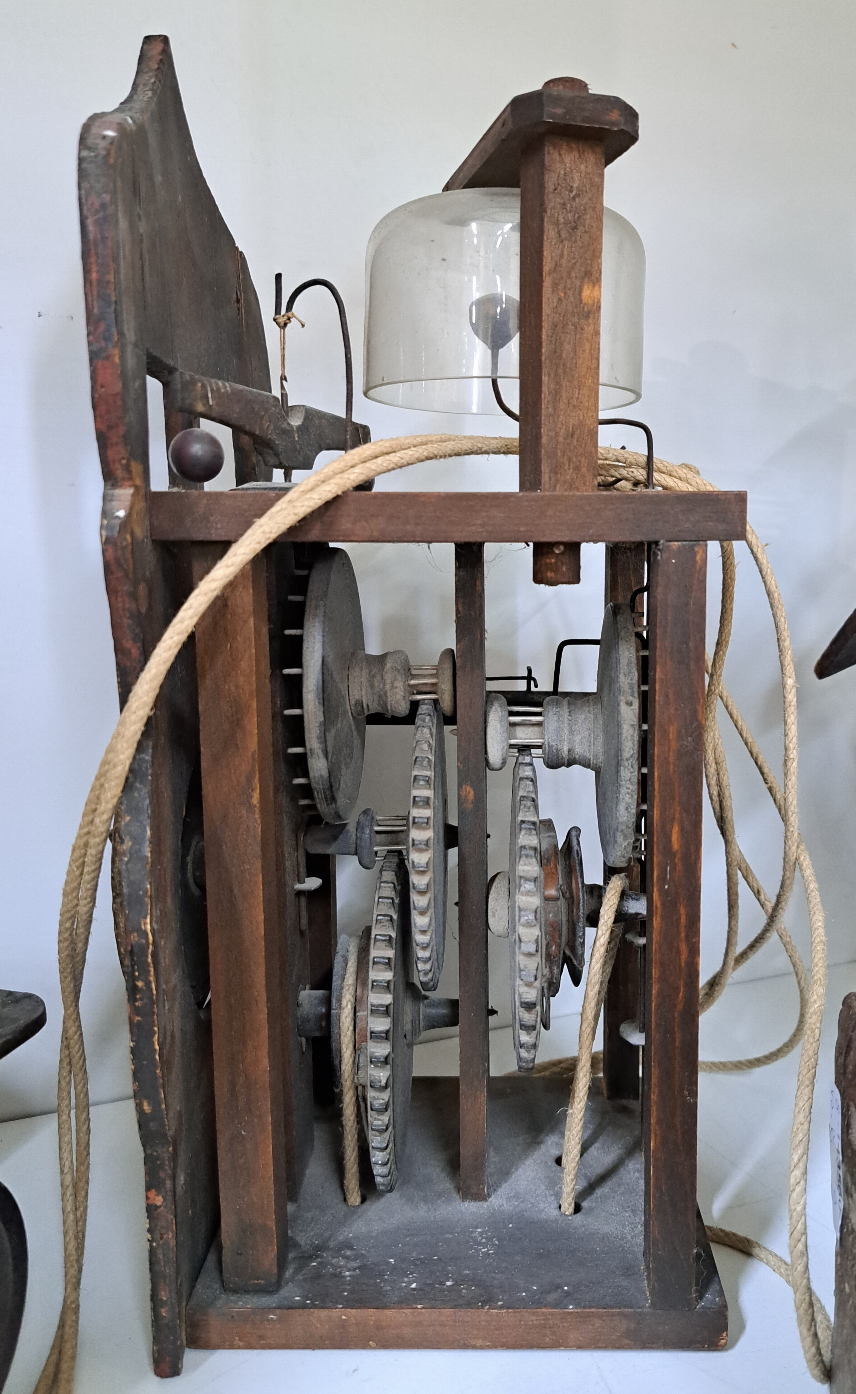 Detail i: Frühe Holzräderuhr, Schwarzwald um 1750, bemaltes Schild (altersbedingt erhalten), mit sichtbarem Waagbalken mit Ausgleichsgewicht, Holzräder und ...