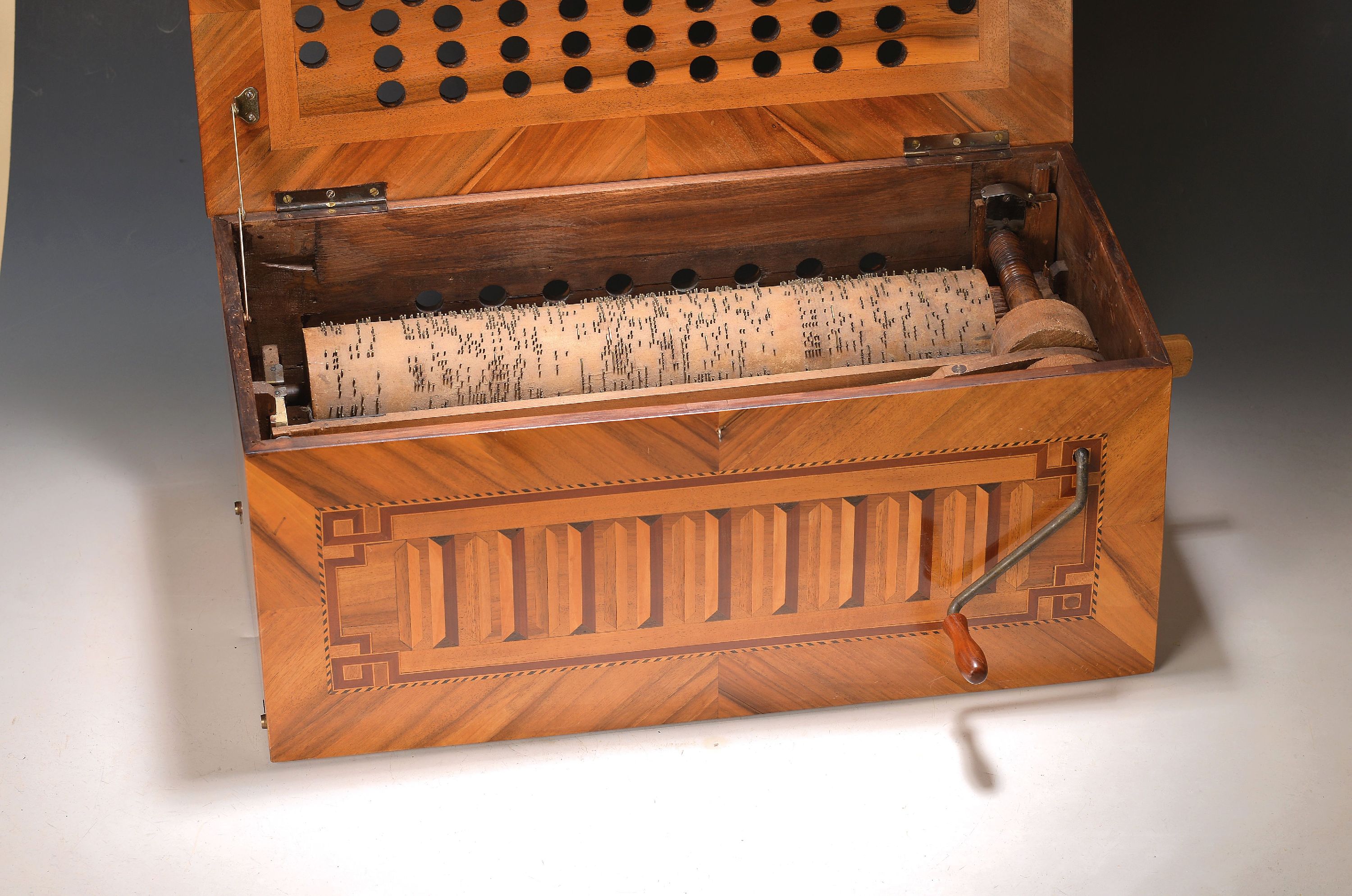 Detail a: Große böhmische Tonzungendrehorgel mit 8 Melodien, um 1820, Ventilbalken signiert J. Prohaska, Holzgehäuse mit Nussbaumfurnier, Faden- und ...