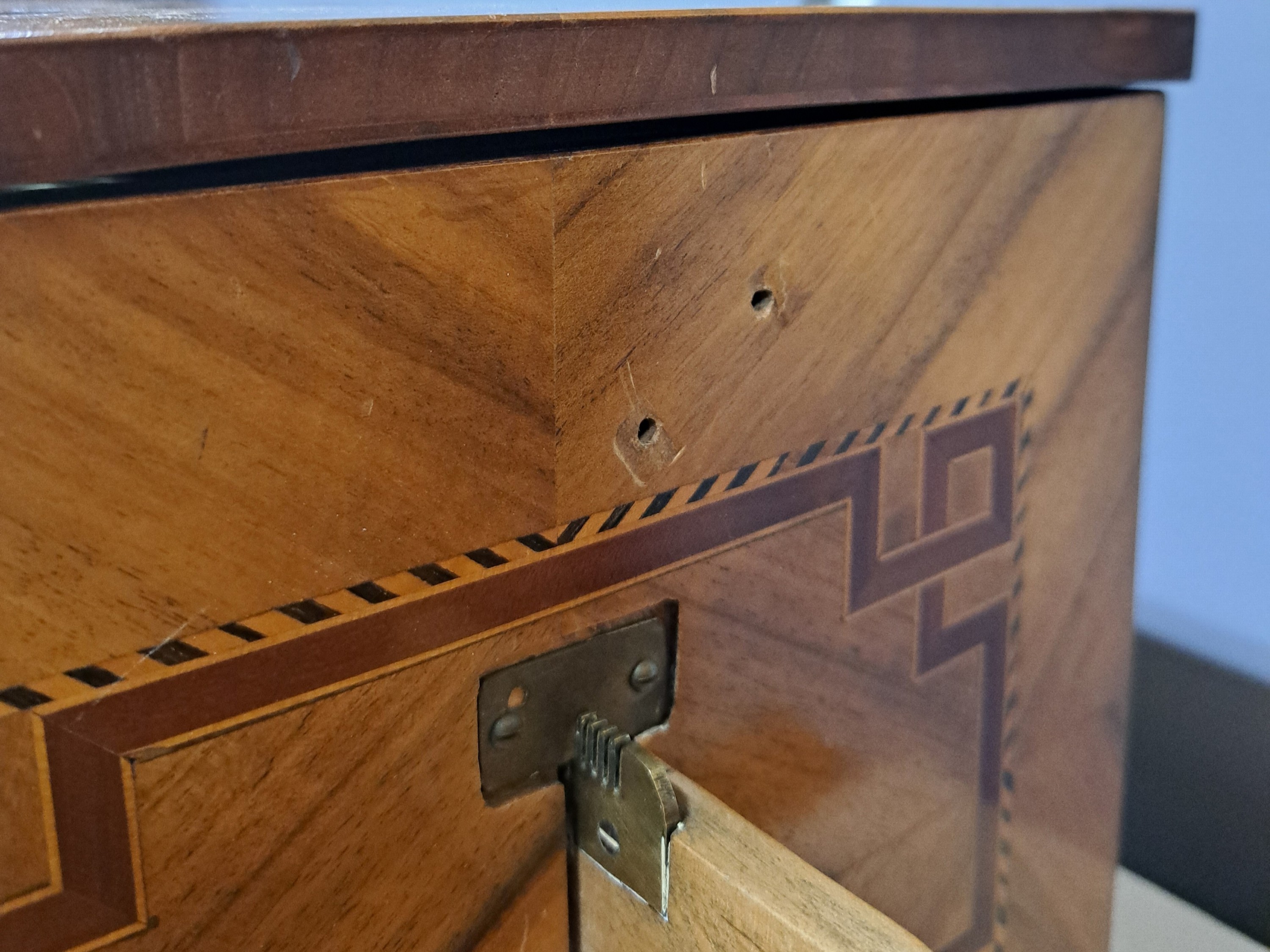 Detail d: Große böhmische Tonzungendrehorgel mit 8 Melodien, um 1820, Ventilbalken signiert J. Prohaska, Holzgehäuse mit Nussbaumfurnier, Faden- und ...