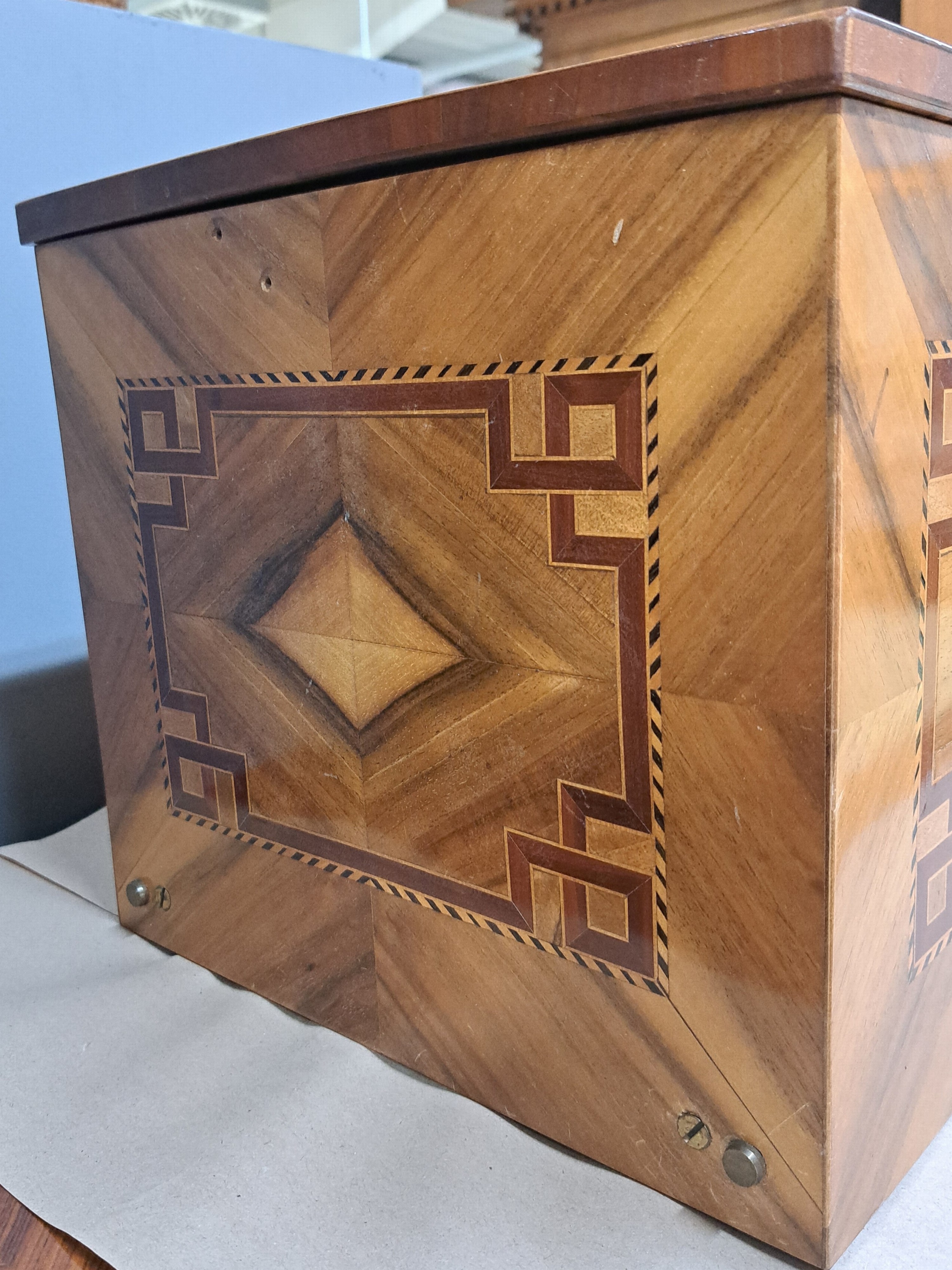 Detail h: Große böhmische Tonzungendrehorgel mit 8 Melodien, um 1820, Ventilbalken signiert J. Prohaska, Holzgehäuse mit Nussbaumfurnier, Faden- und ...