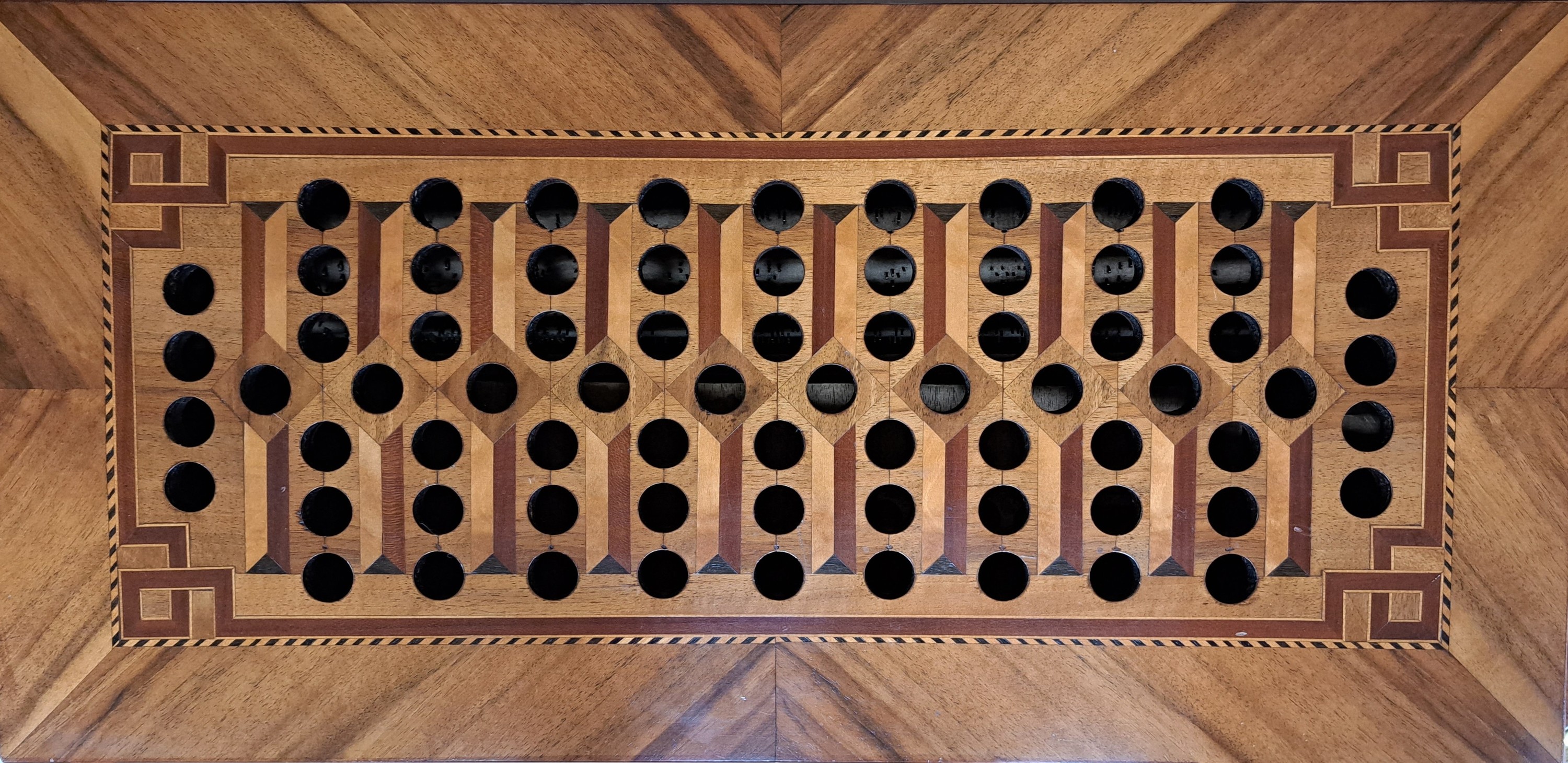 Detail k: Große böhmische Tonzungendrehorgel mit 8 Melodien, um 1820, Ventilbalken signiert J. Prohaska, Holzgehäuse mit Nussbaumfurnier, Faden- und ...