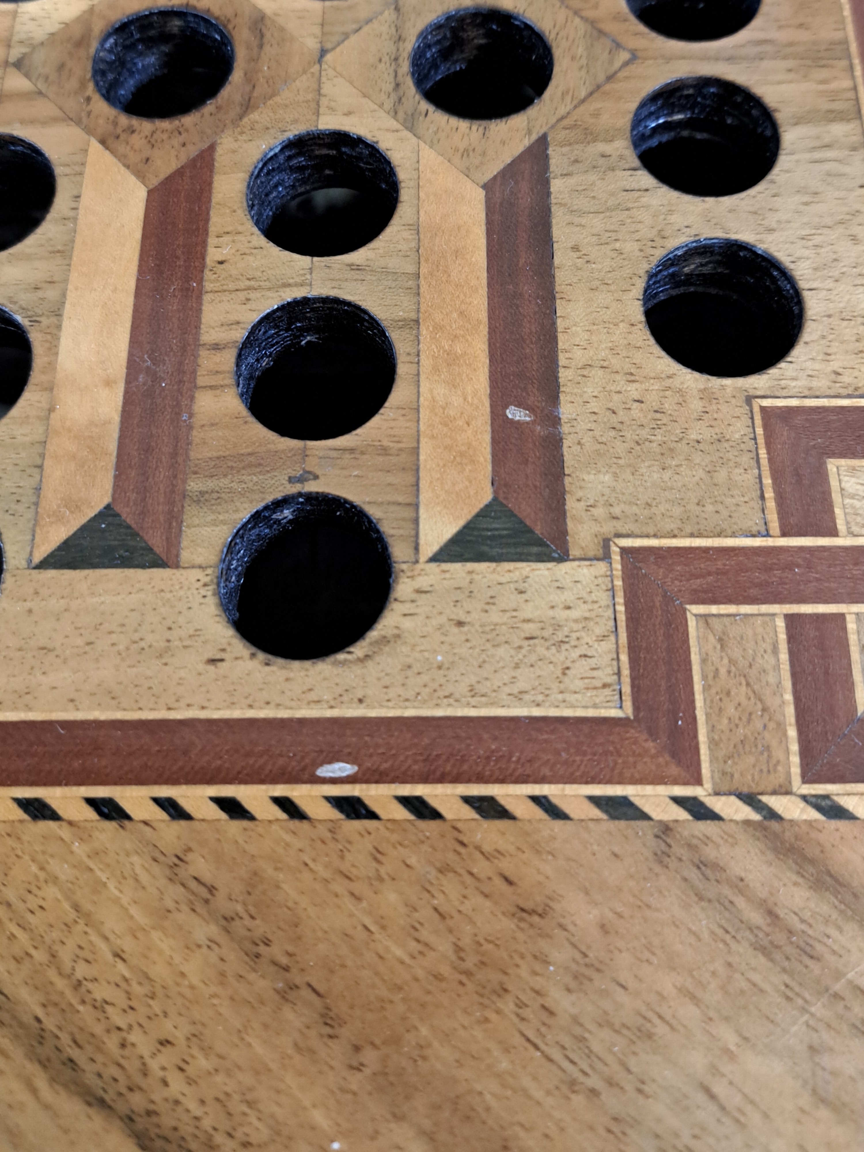 Detail l: Große böhmische Tonzungendrehorgel mit 8 Melodien, um 1820, Ventilbalken signiert J. Prohaska, Holzgehäuse mit Nussbaumfurnier, Faden- und ...
