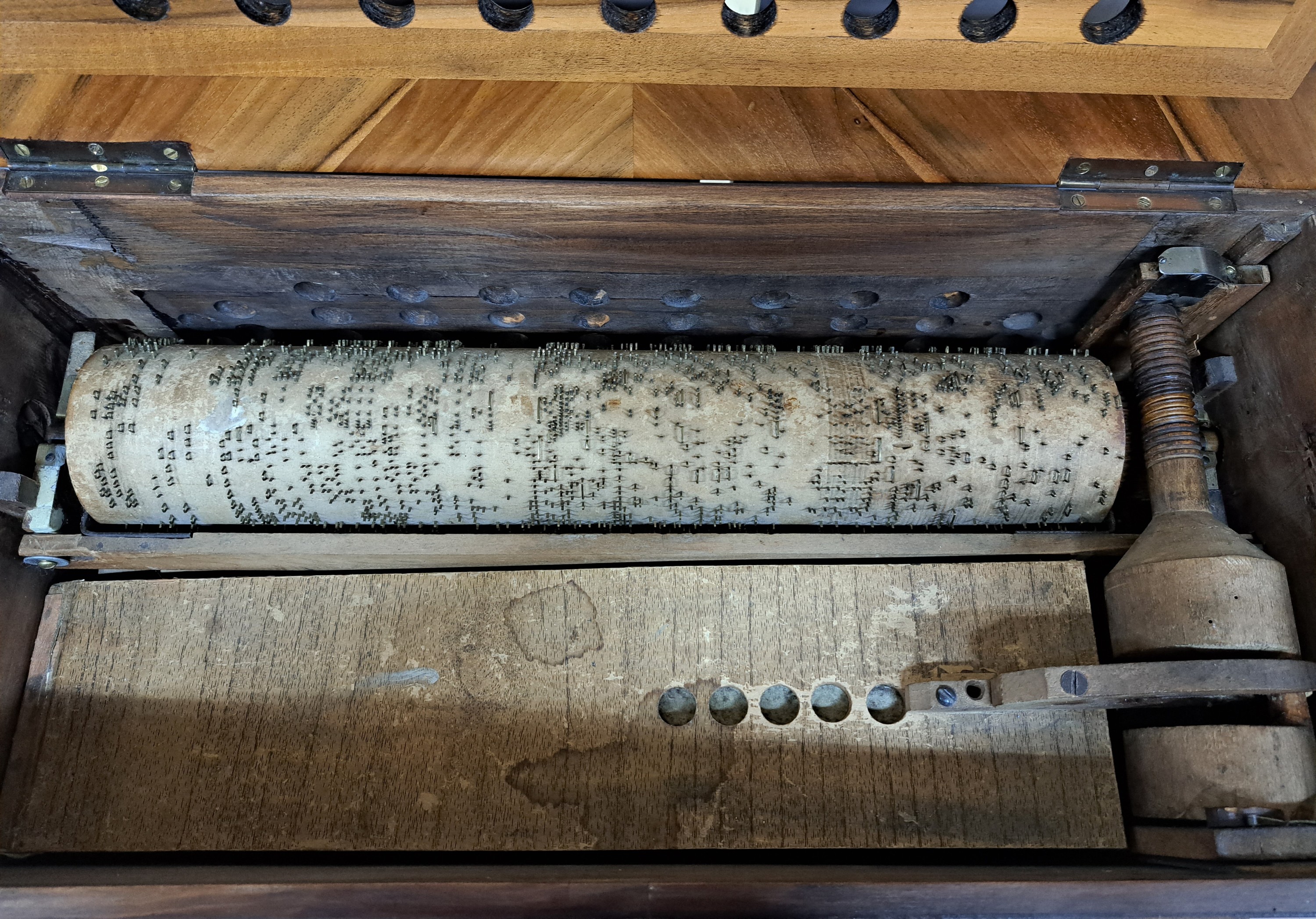 Detail n: Große böhmische Tonzungendrehorgel mit 8 Melodien, um 1820, Ventilbalken signiert J. Prohaska, Holzgehäuse mit Nussbaumfurnier, Faden- und ...