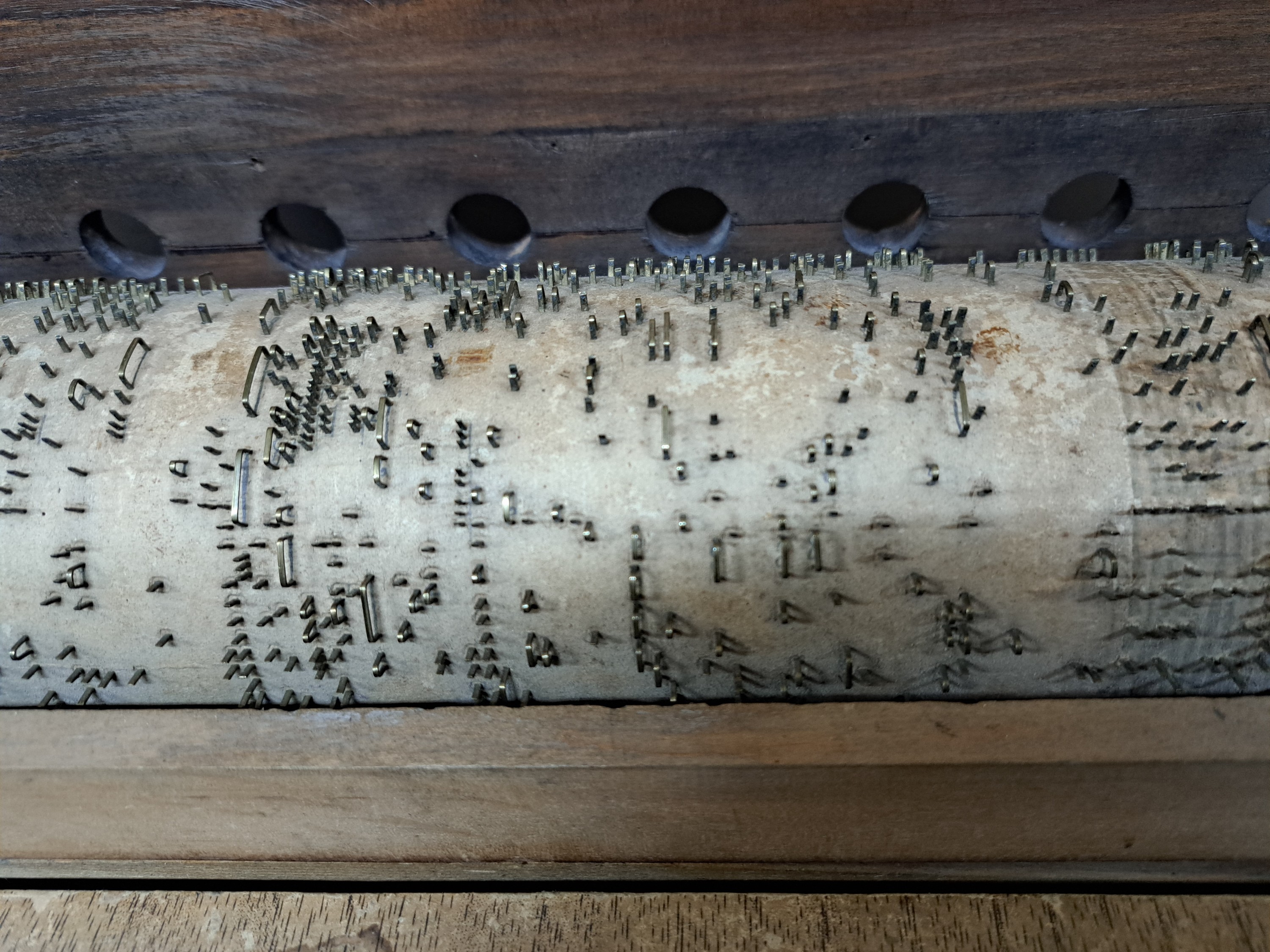 Detail q: Große böhmische Tonzungendrehorgel mit 8 Melodien, um 1820, Ventilbalken signiert J. Prohaska, Holzgehäuse mit Nussbaumfurnier, Faden- und ...