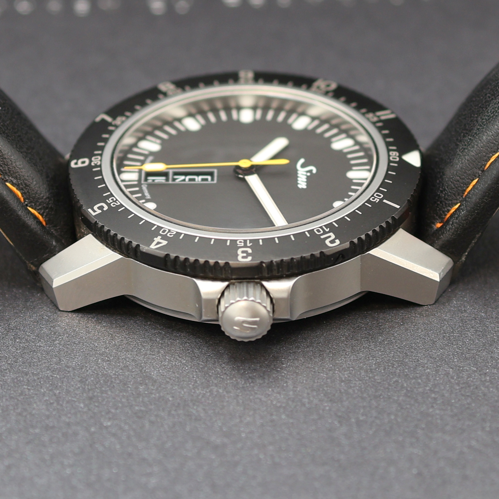 Detail d: SINN 105 Herrenarmbanduhr in Stahl, Deutschland verk. lt. beil. Pap. 05/2023, Automatik, matt. Geh. beids. vergl., orig. Lederband m. Dornschl., ...