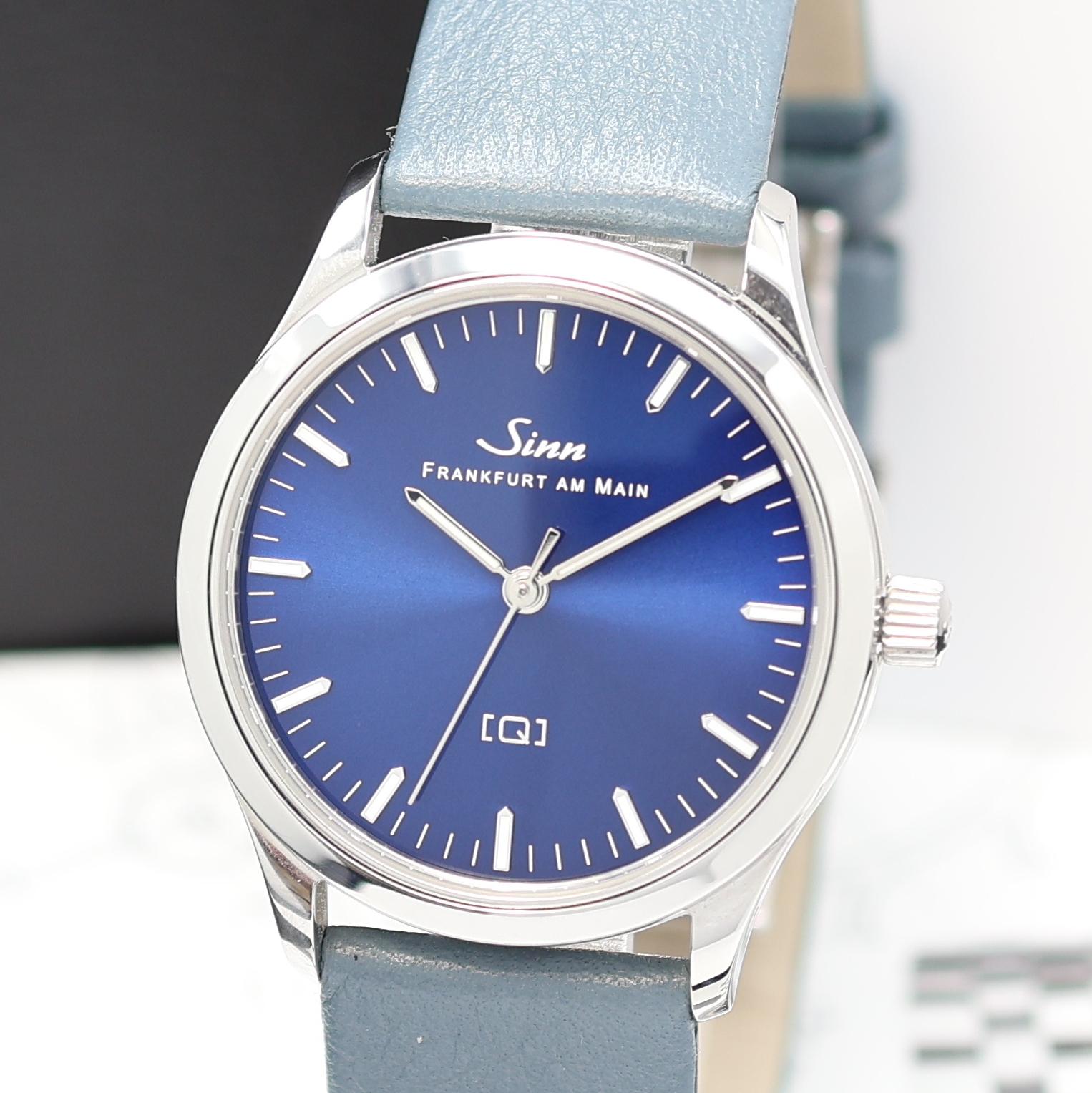 Detail a: SINN 434 Damenarmbanduhr in Stahl, Deutschland verk. lt. beil. Pap. 09/2023, quarz, Boden 6-fach verschr., orig. Lederband m. dopp. Faltschl., blaues ...
