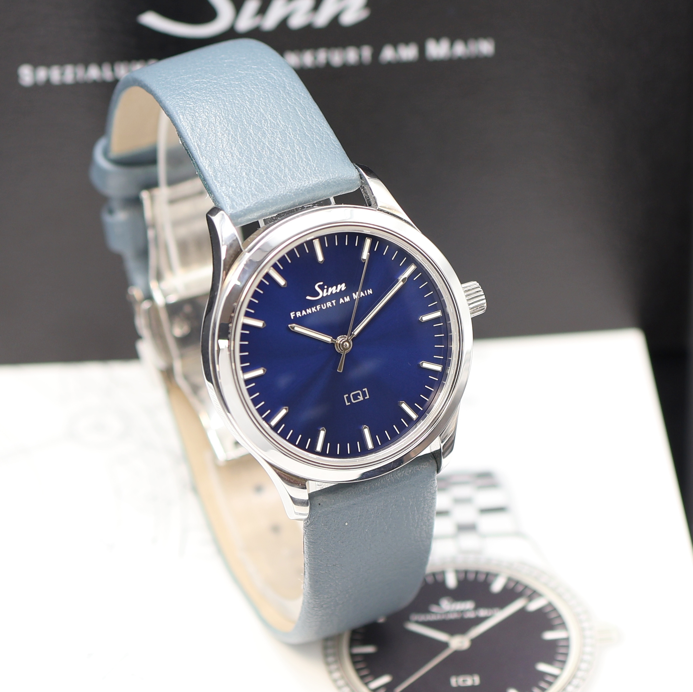 Detail b: SINN 434 Damenarmbanduhr in Stahl, Deutschland verk. lt. beil. Pap. 09/2023, quarz, Boden 6-fach verschr., orig. Lederband m. dopp. Faltschl., blaues ...