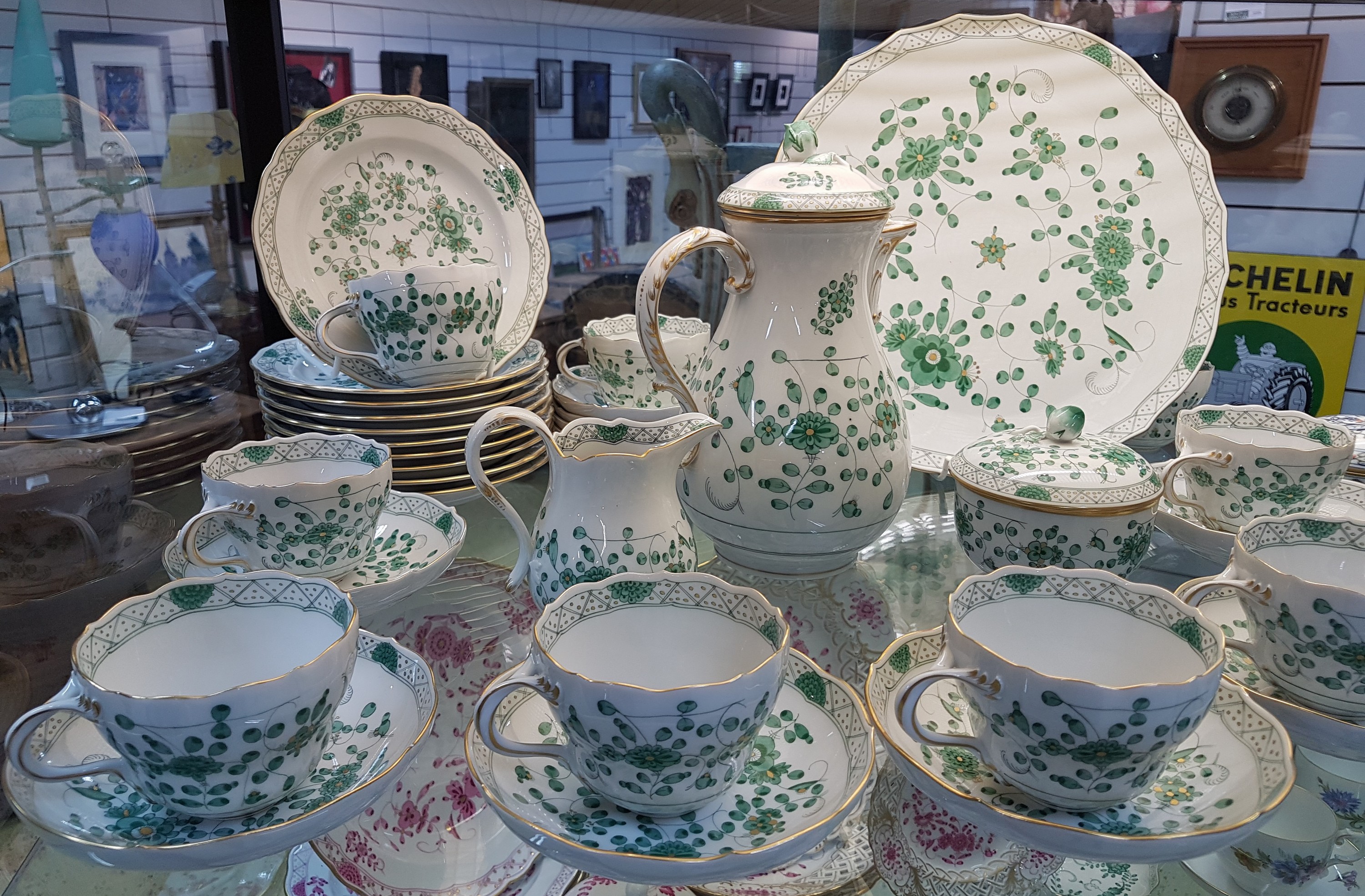 Detail b: Kaffeeservice für 9 Personen, Meissen, 2. Hälfte 20. Jh., indisch Grün, goldgepunktet und gehöht, Goldränder, Kaffeekanne, Zuckerdose, ...