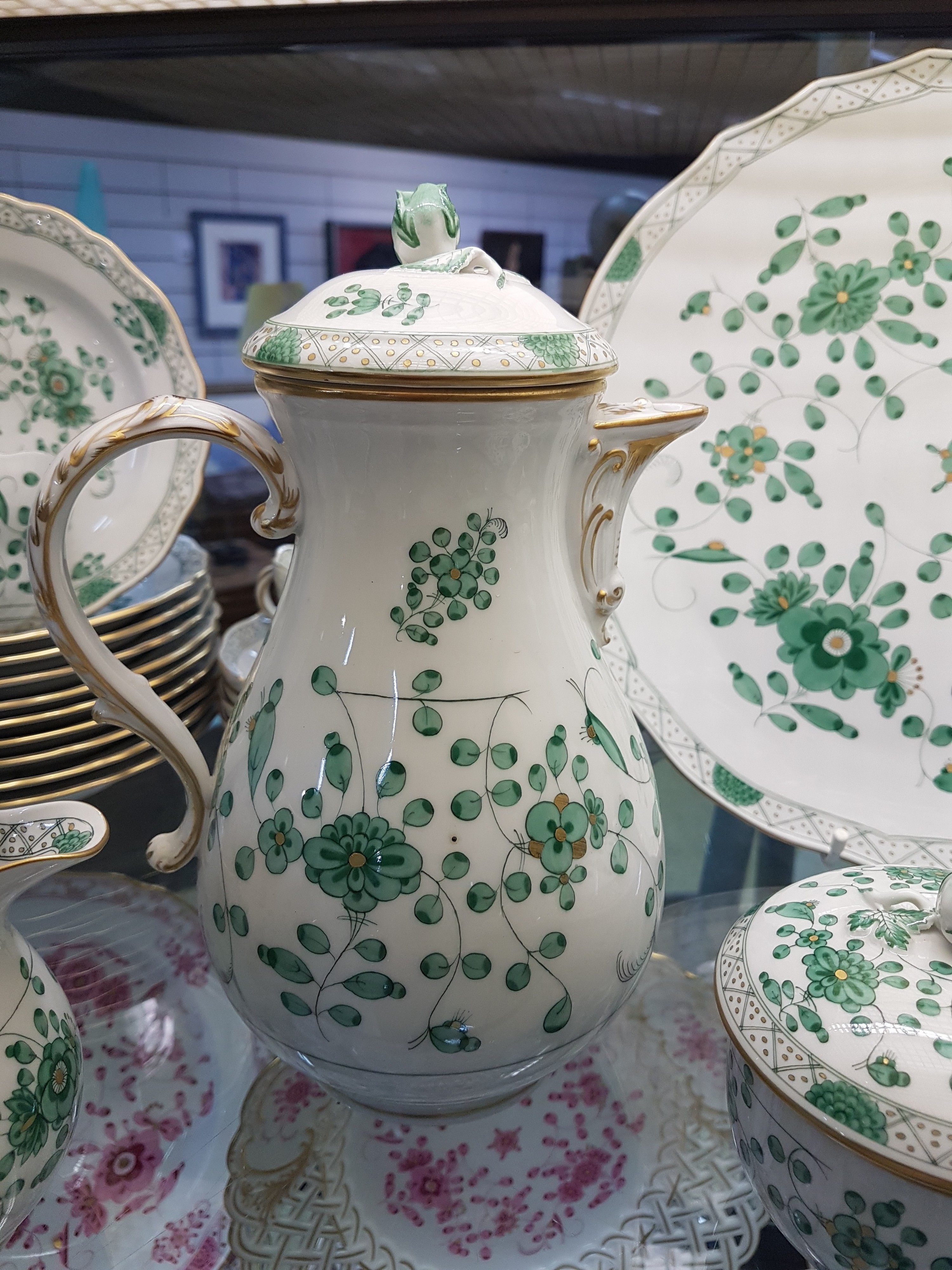 Detail e: Kaffeeservice für 9 Personen, Meissen, 2. Hälfte 20. Jh., indisch Grün, goldgepunktet und gehöht, Goldränder, Kaffeekanne, Zuckerdose, ...