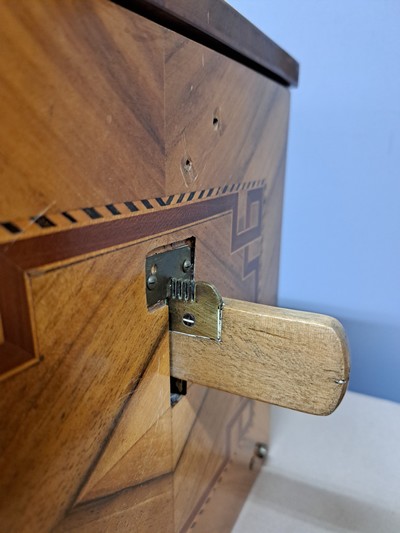 27120055e - Große böhmische Tonzungendrehorgel mit 8 Melodien, um 1820, Ventilbalken signiert J. ...