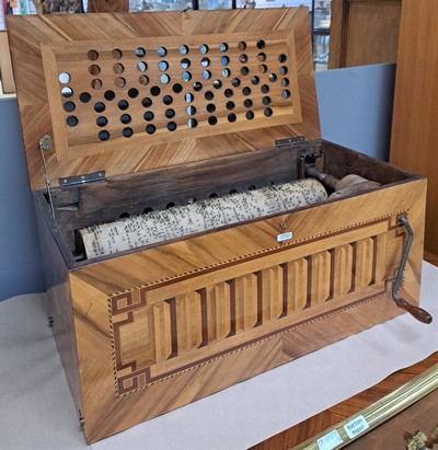 27120055m - Große böhmische Tonzungendrehorgel mit 8 Melodien, um 1820, Ventilbalken signiert J. ...