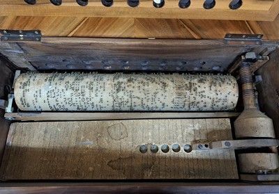 27120055n - Große böhmische Tonzungendrehorgel mit 8 Melodien, um 1820, Ventilbalken signiert J. ...