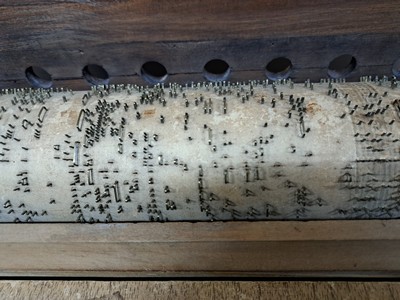 27120055q - Große böhmische Tonzungendrehorgel mit 8 Melodien, um 1820, Ventilbalken signiert J. ...