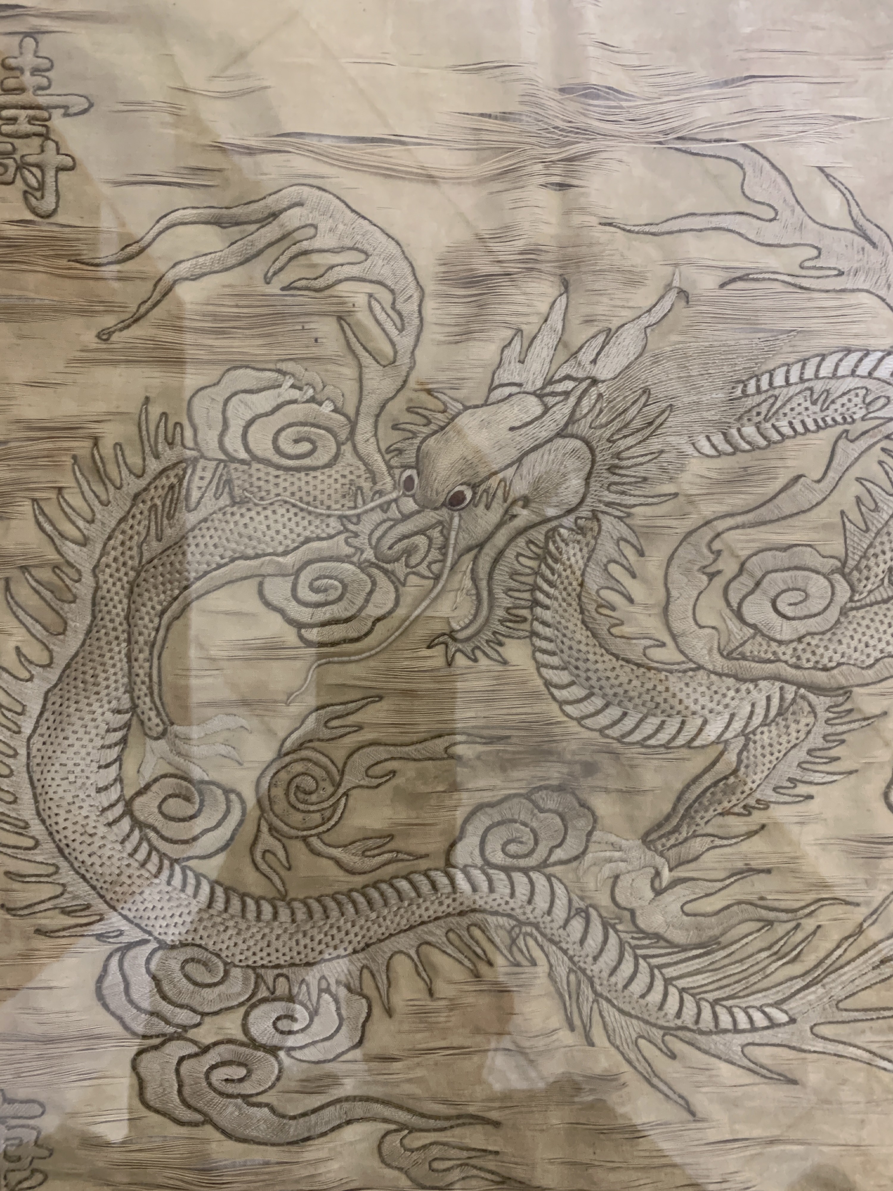 Detail b: Seidenstickerei antik, China, 19.Jhd, mit Inschrift"Langes Leben-Gesundheit-Wohlstand und Ehre", gerahmt ca. 72 x 72 cm, EHZ: 3(Risse)