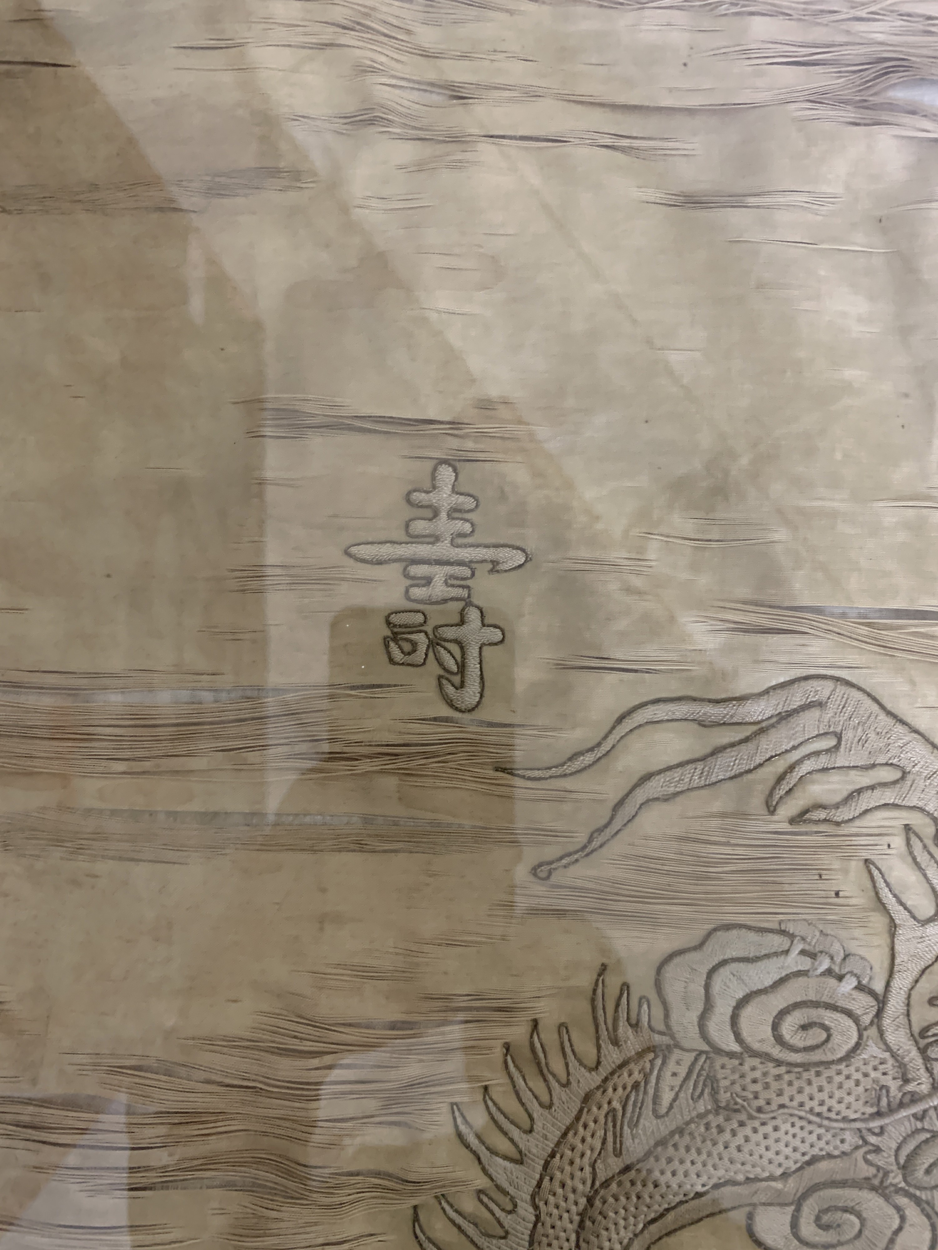 Detail d: Seidenstickerei antik, China, 19.Jhd, mit Inschrift"Langes Leben-Gesundheit-Wohlstand und Ehre", gerahmt ca. 72 x 72 cm, EHZ: 3(Risse)