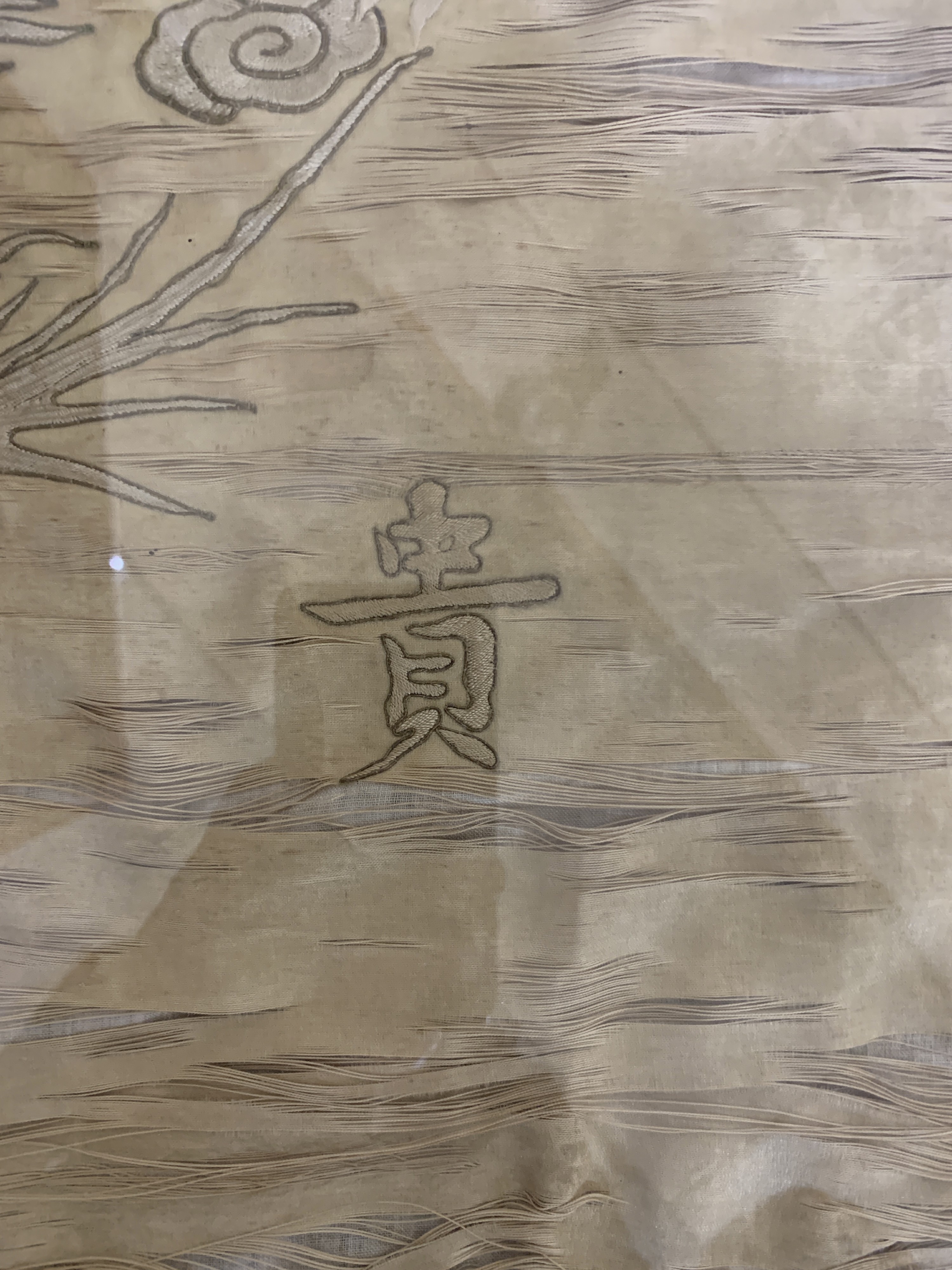 Detail e: Seidenstickerei antik, China, 19.Jhd, mit Inschrift"Langes Leben-Gesundheit-Wohlstand und Ehre", gerahmt ca. 72 x 72 cm, EHZ: 3(Risse)