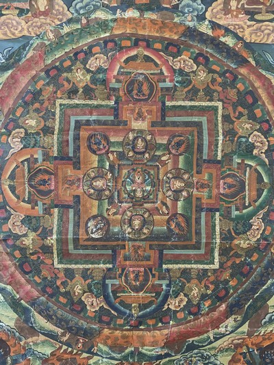 27120178c - Thangka antik, Tibet, um 1900, Papiermalerei, ca. 125 x 83 cm, EHZ: 3 Schätzpreis: ...