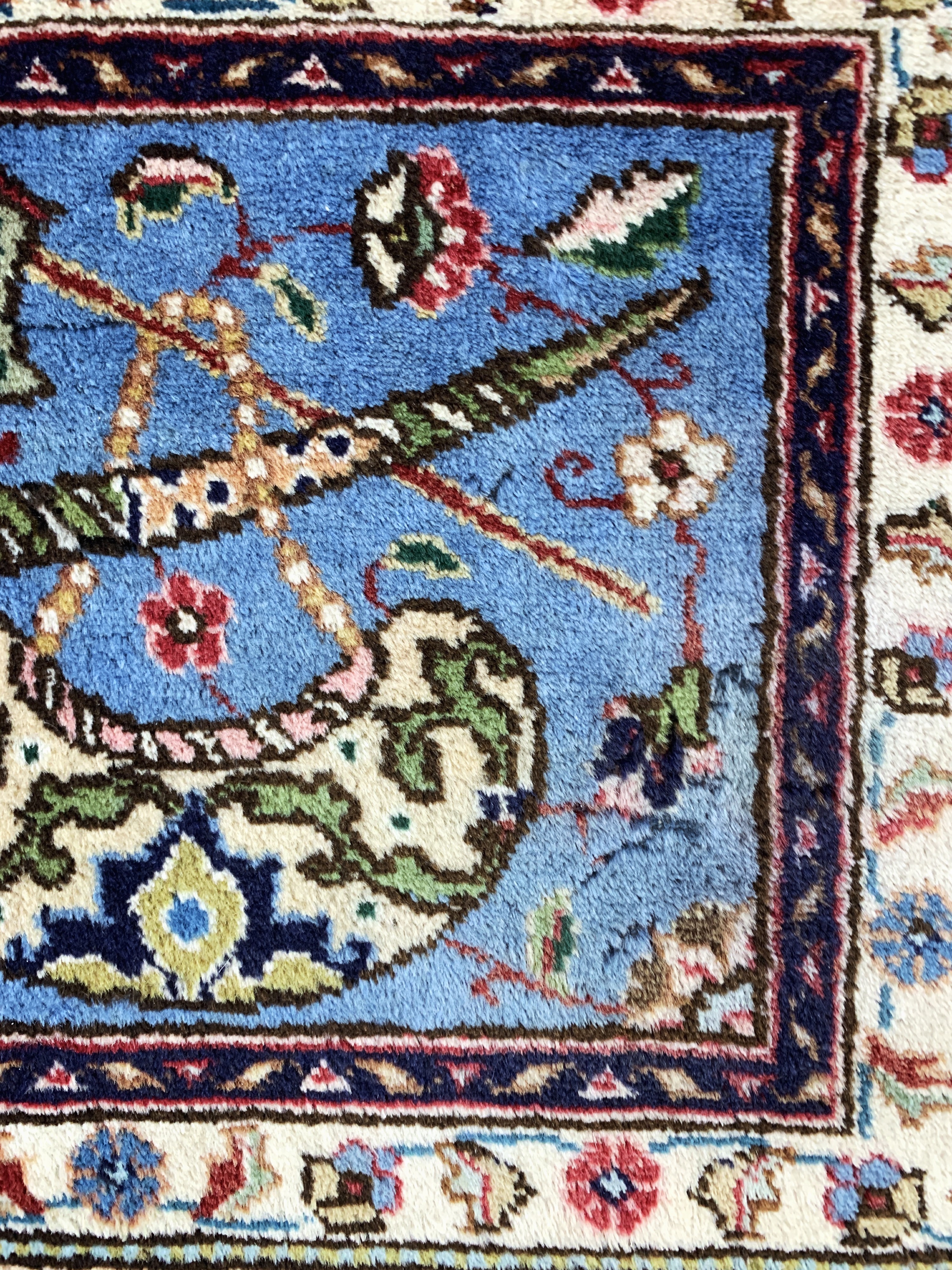 Detail c: Täbriz, Persien, Mitte 20.Jhd, Wolle auf Baumwolle, ca. 337 x 250 cm, Mottenfraß, EHZ: 2