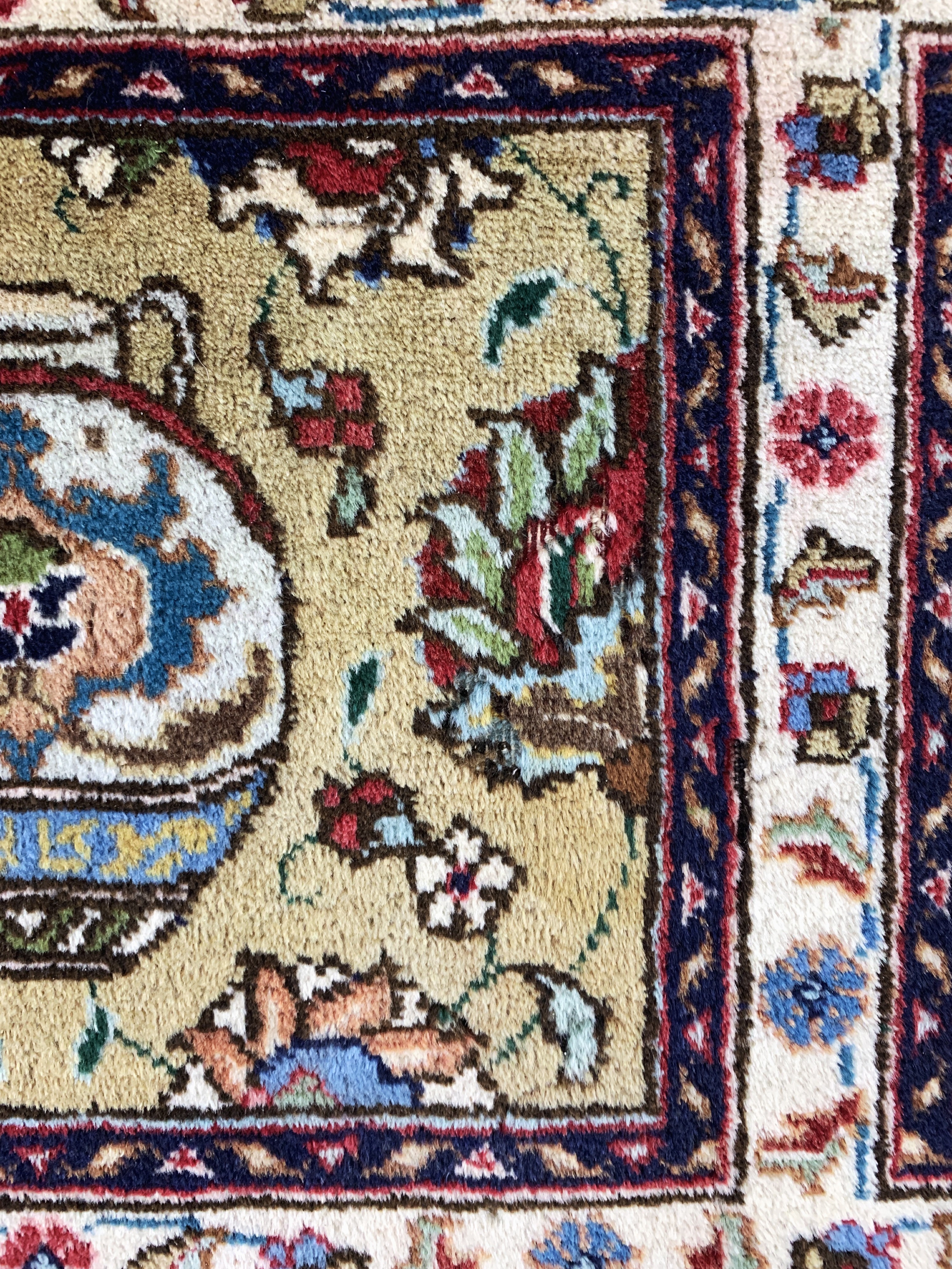 Detail d: Täbriz, Persien, Mitte 20.Jhd, Wolle auf Baumwolle, ca. 337 x 250 cm, Mottenfraß, EHZ: 2