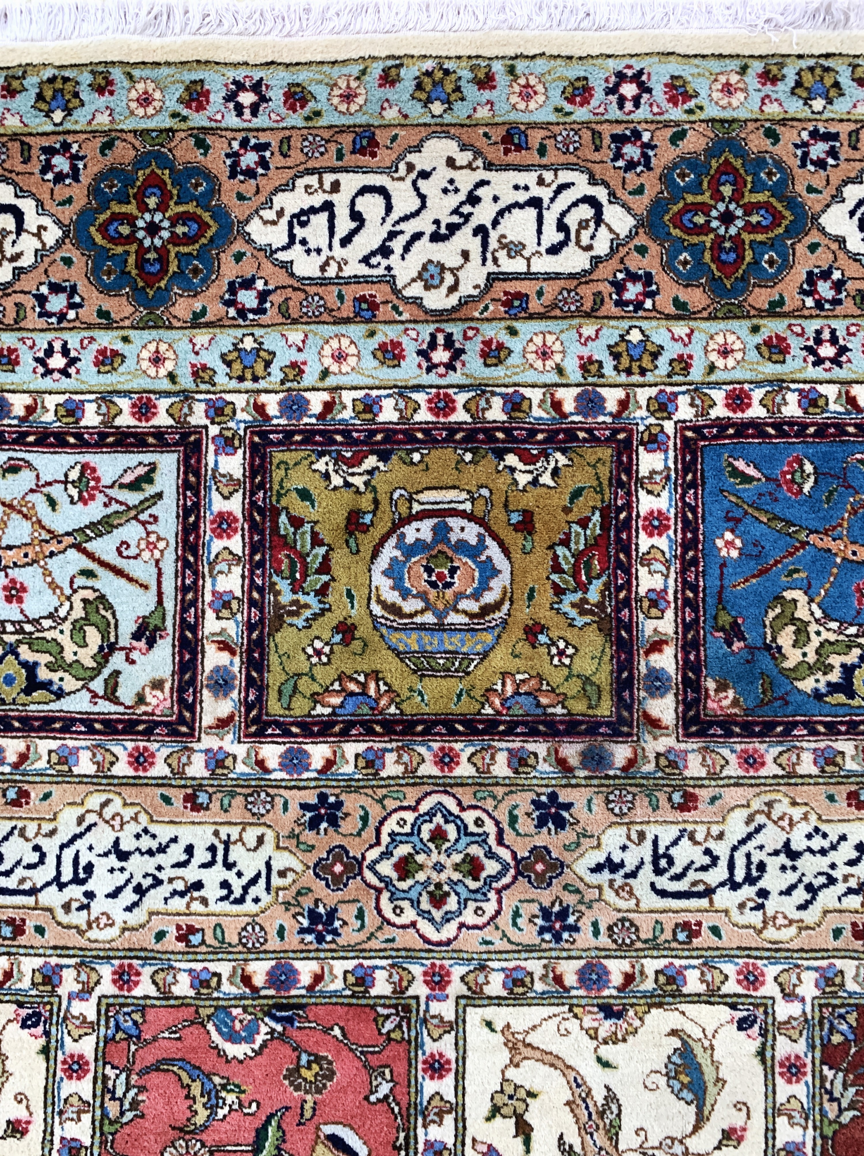 Detail f: Täbriz, Persien, Mitte 20.Jhd, Wolle auf Baumwolle, ca. 337 x 250 cm, Mottenfraß, EHZ: 2