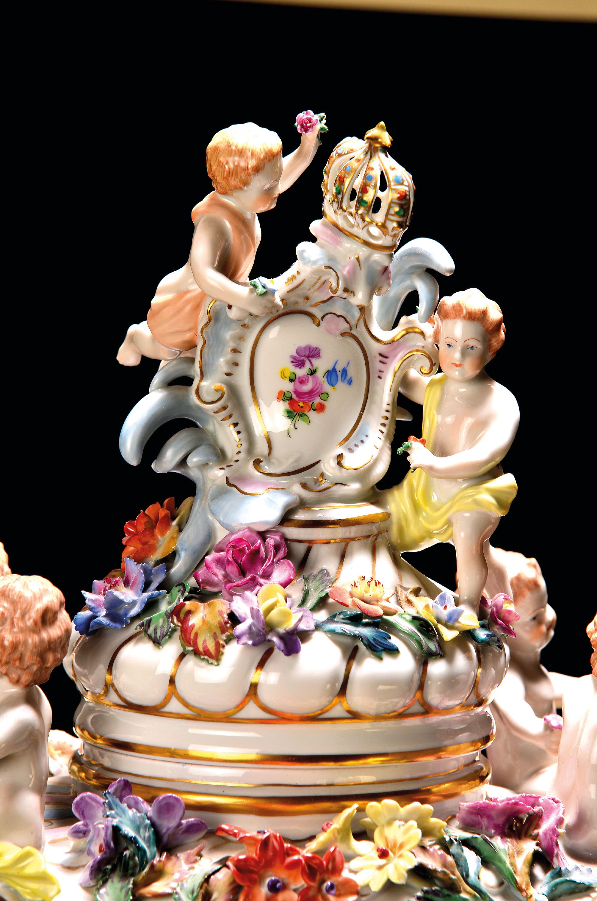 Detail a: Monumentale Prunkdeckelvase, Potschappel Dresden, nach 1950, ca. 72cm hohe Deckelvase, dreiteilig, Doppelhenkel in Astform, godronierter Fuß mit je ...