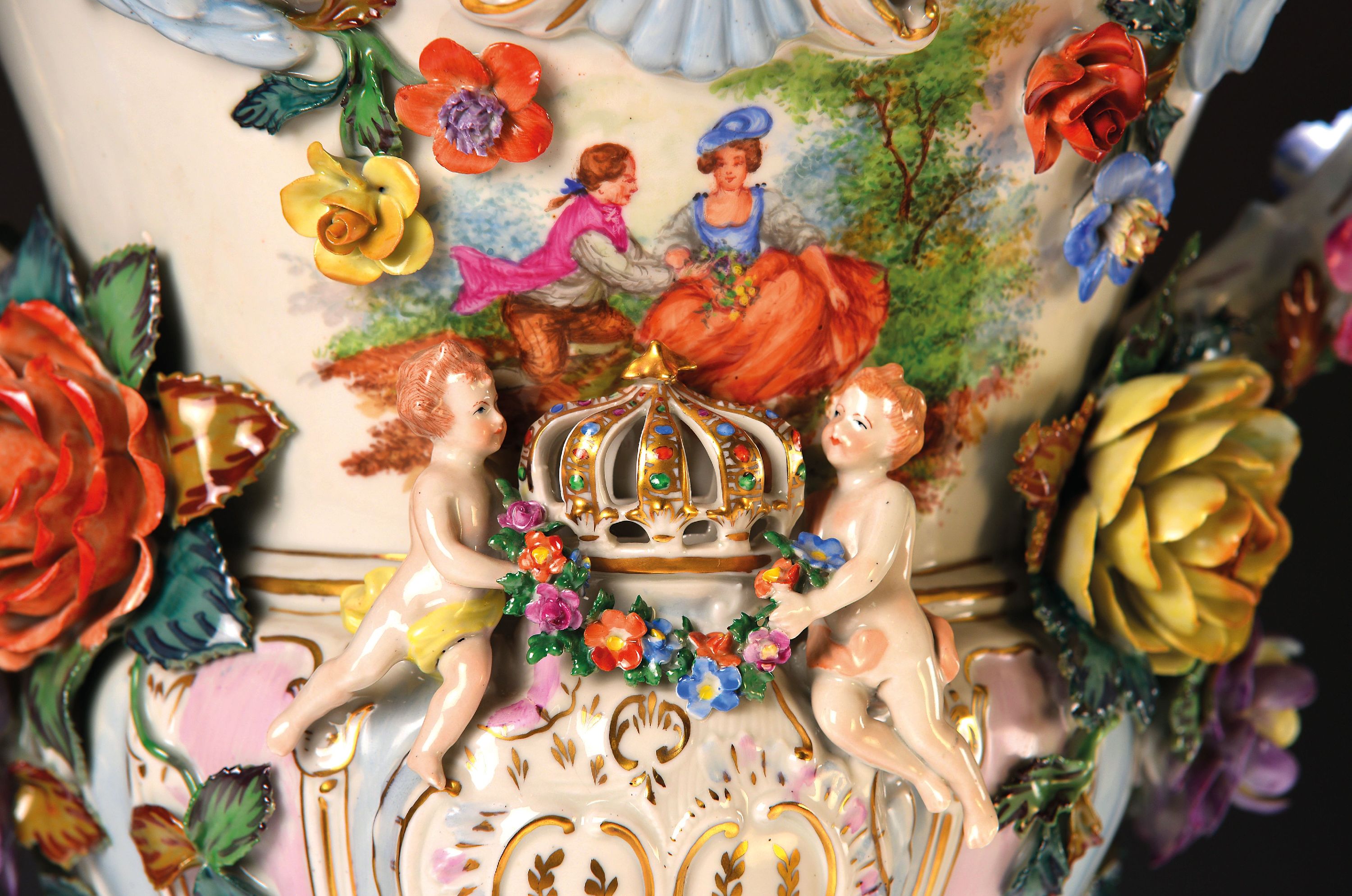 Detail b: Monumentale Prunkdeckelvase, Potschappel Dresden, nach 1950, ca. 72cm hohe Deckelvase, dreiteilig, Doppelhenkel in Astform, godronierter Fuß mit je ...