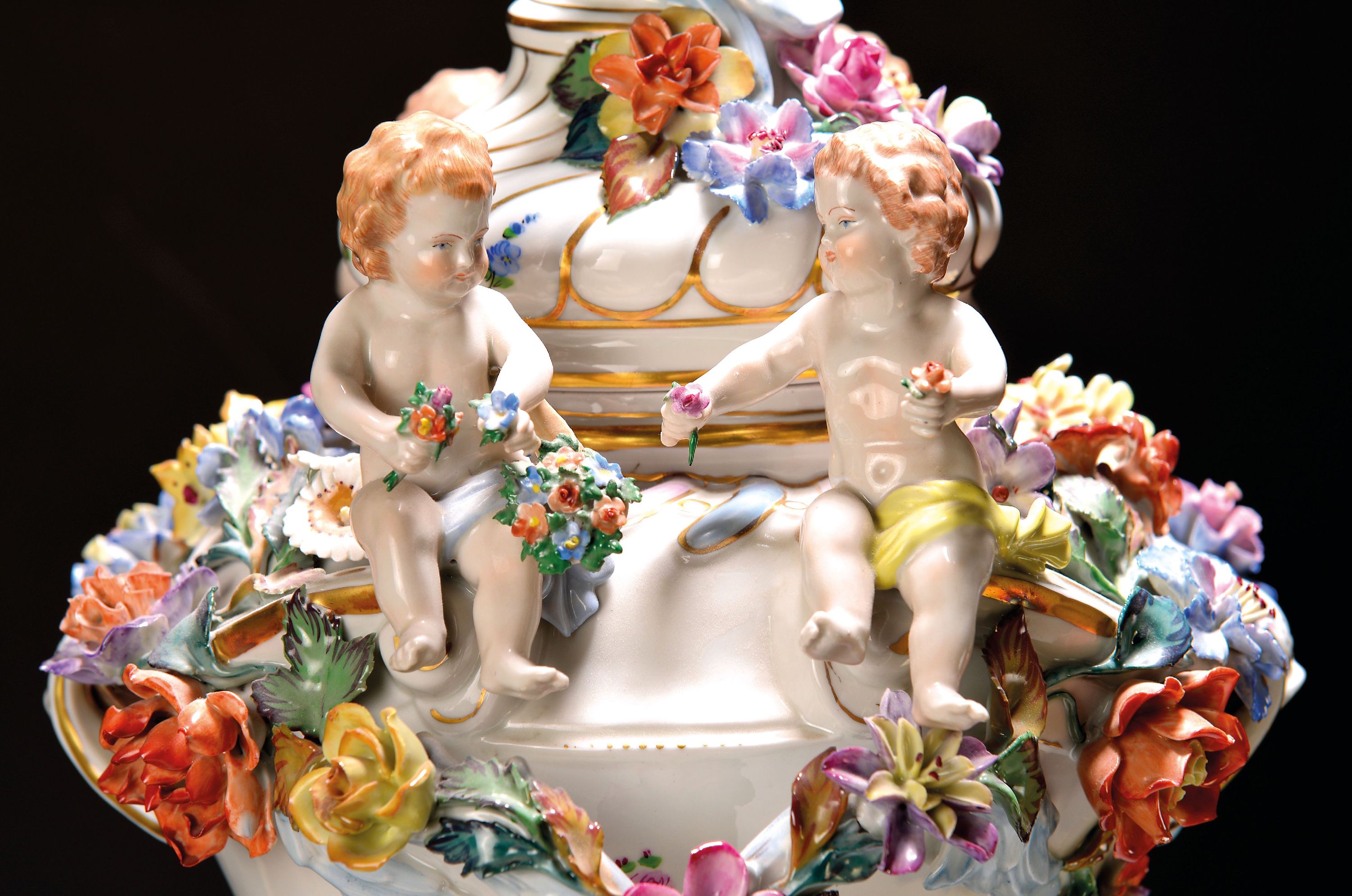 Detail c: Monumentale Prunkdeckelvase, Potschappel Dresden, nach 1950, ca. 72cm hohe Deckelvase, dreiteilig, Doppelhenkel in Astform, godronierter Fuß mit je ...